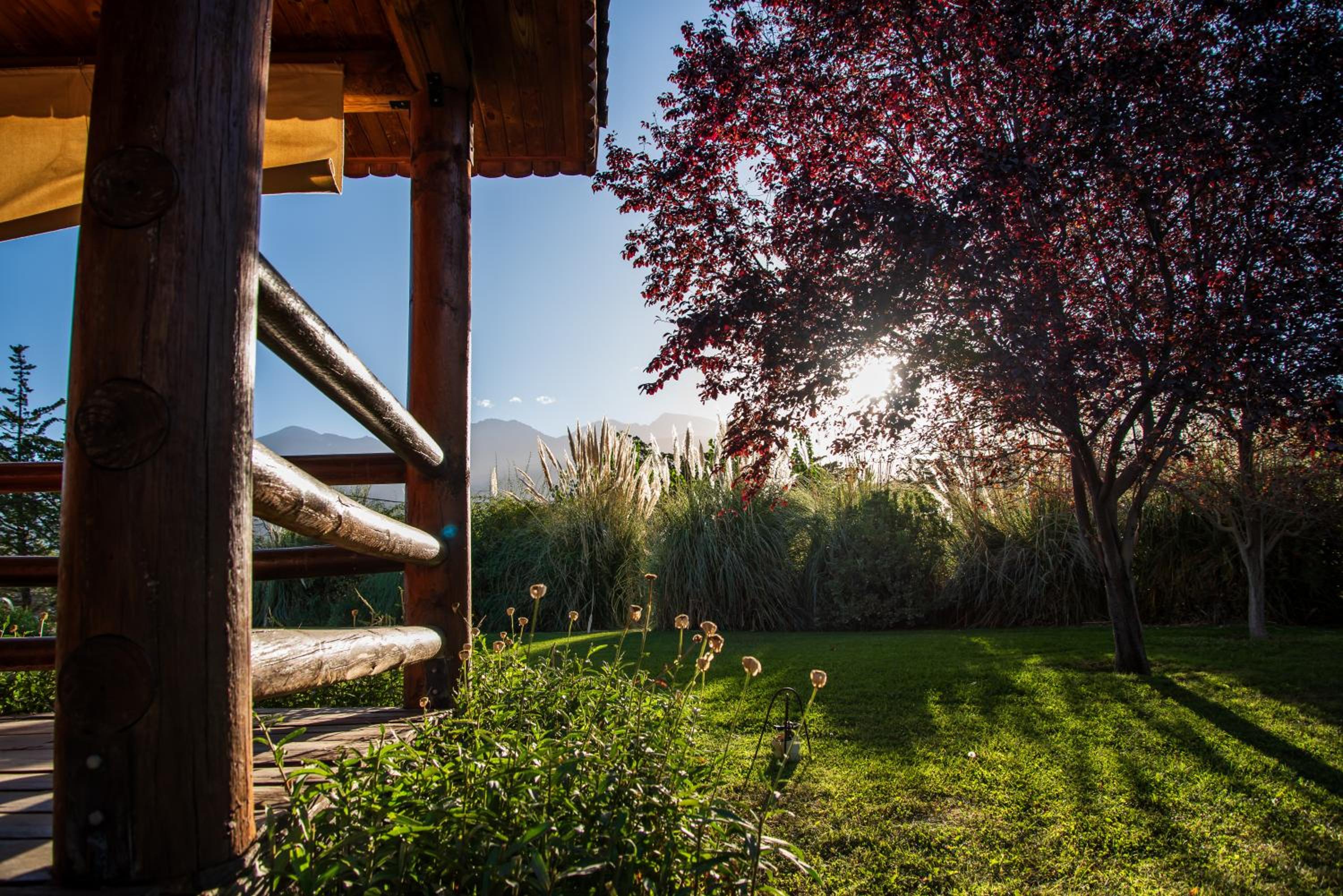 Acogedora cabaña de madera con vista a la montaña