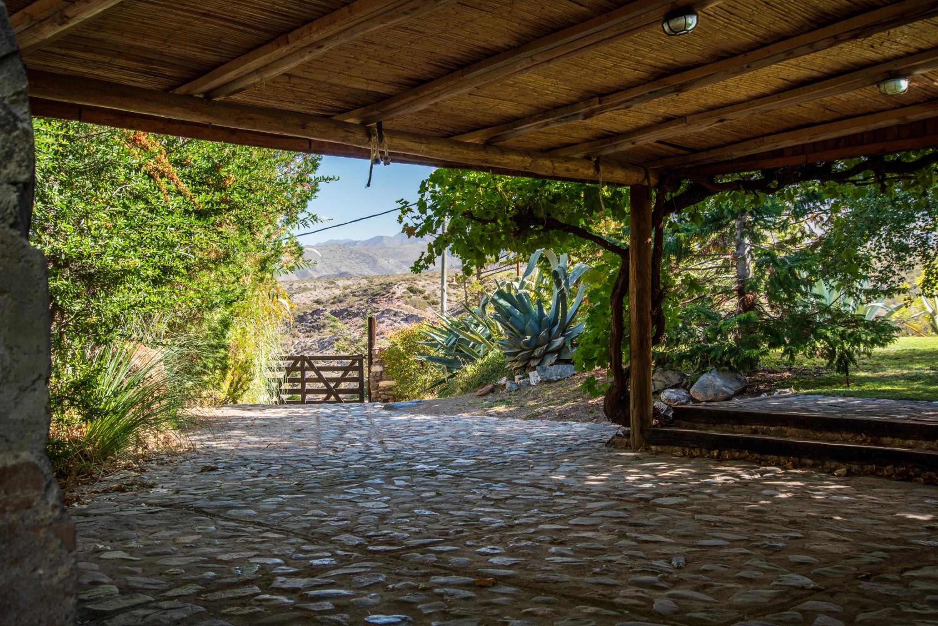 Acogedora cabaña de madera con vista a la montaña