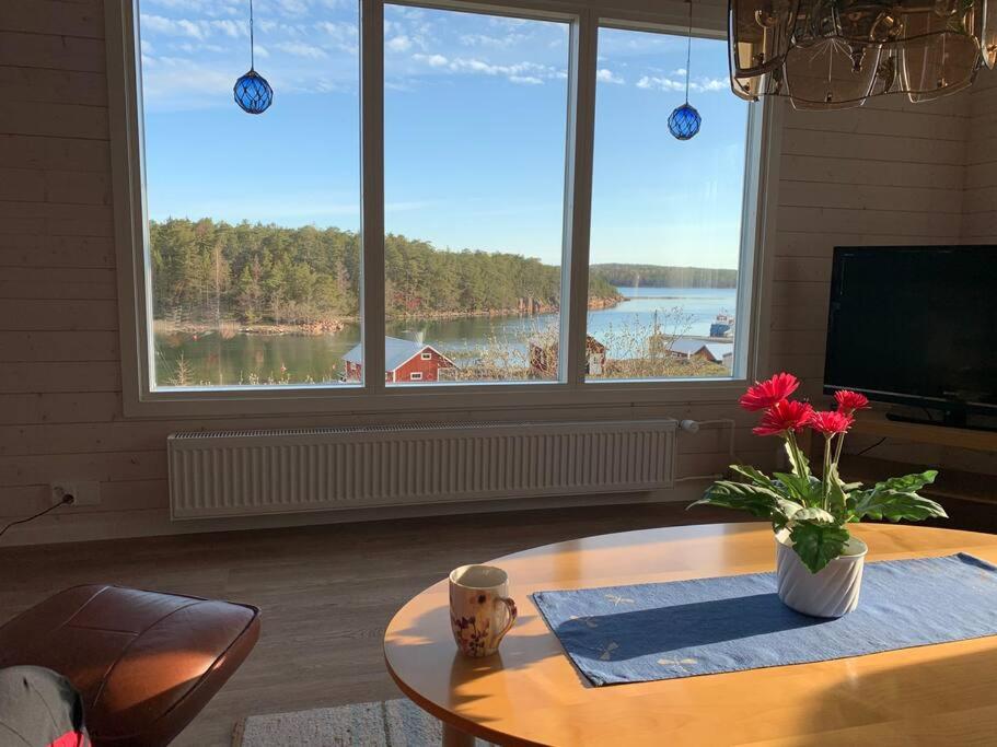 Kalles, skärgårdsidyll med utsikt över Hamnsundet