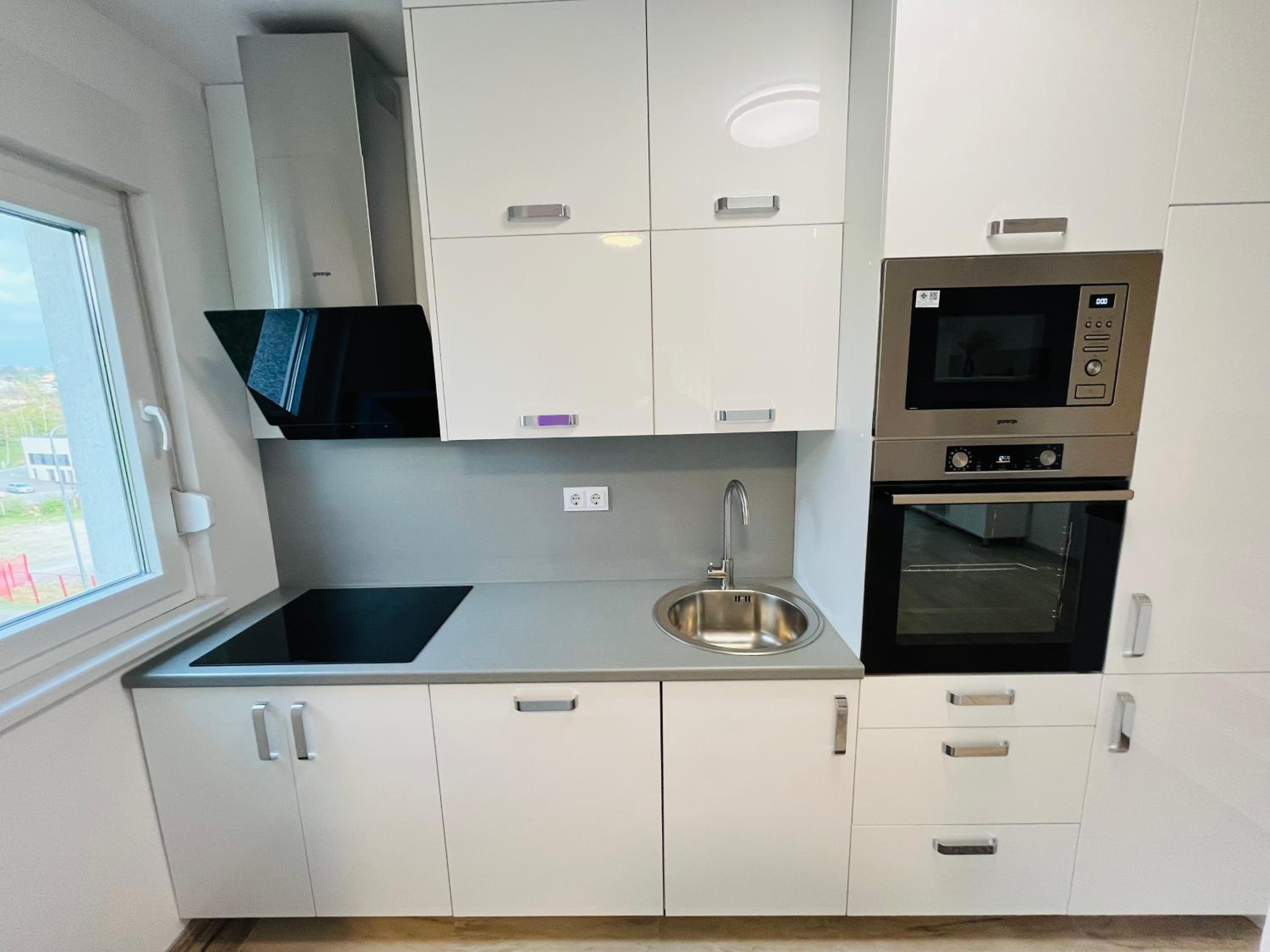 Happy Dreams Oasis Cazin, Modernes Apartment 60m2, WiFi & Balkon