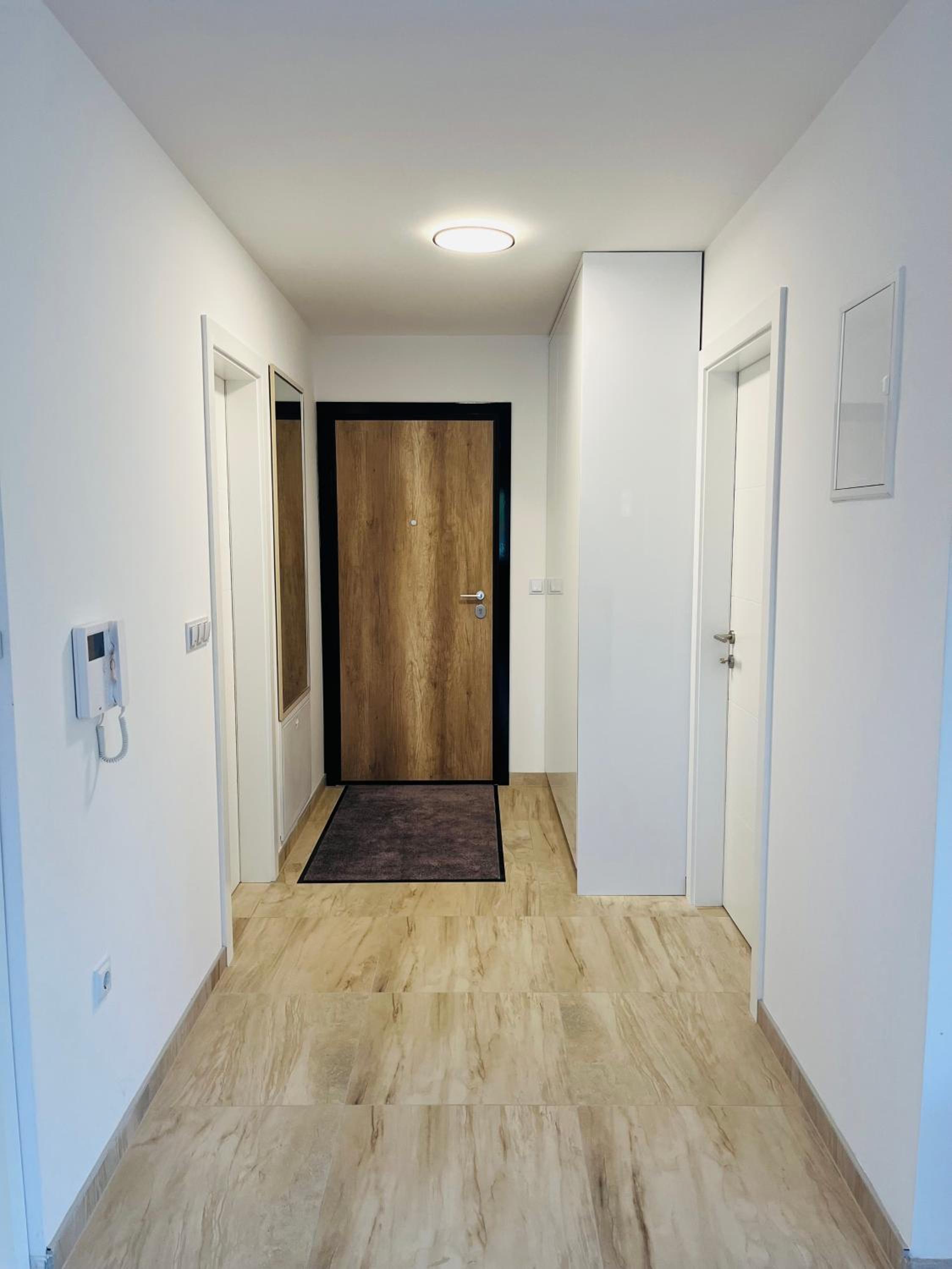 Happy Dreams Oasis Cazin, Modernes Apartment 60m2, WiFi & Balkon