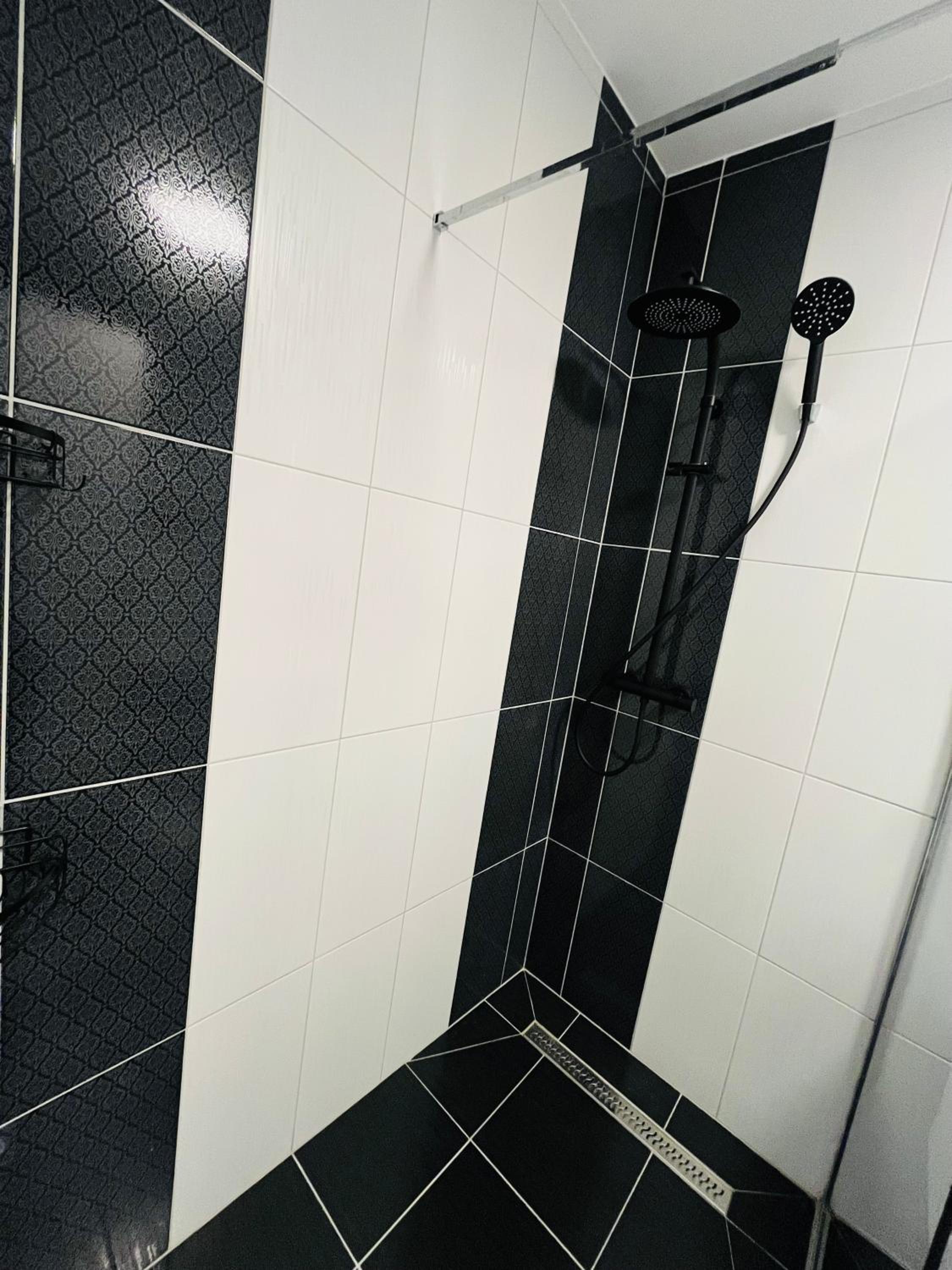 Happy Dreams Oasis Cazin, Modernes Apartment 60m2, WiFi & Balkon