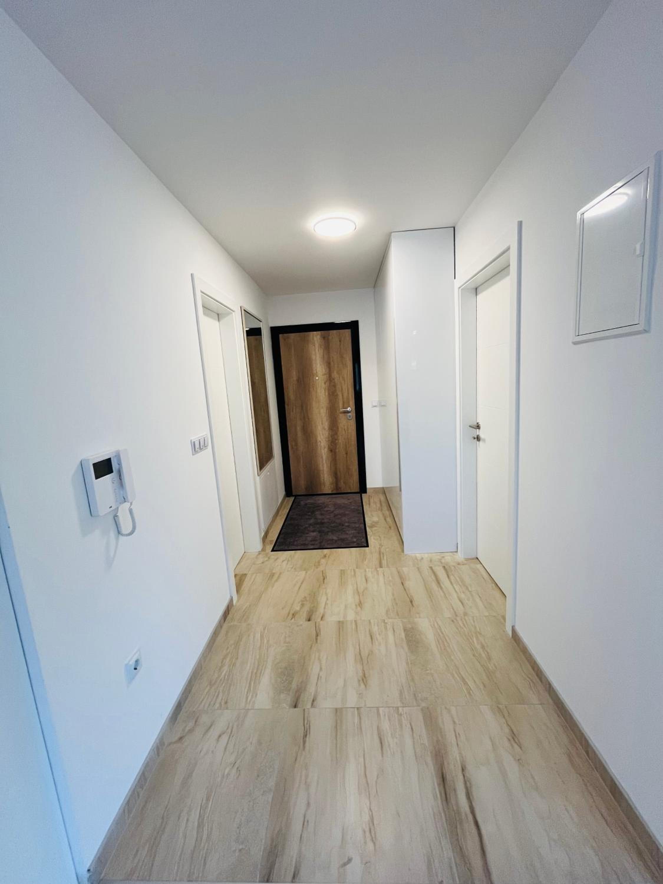 Happy Dreams Oasis Cazin, Modernes Apartment 60m2, WiFi & Balkon