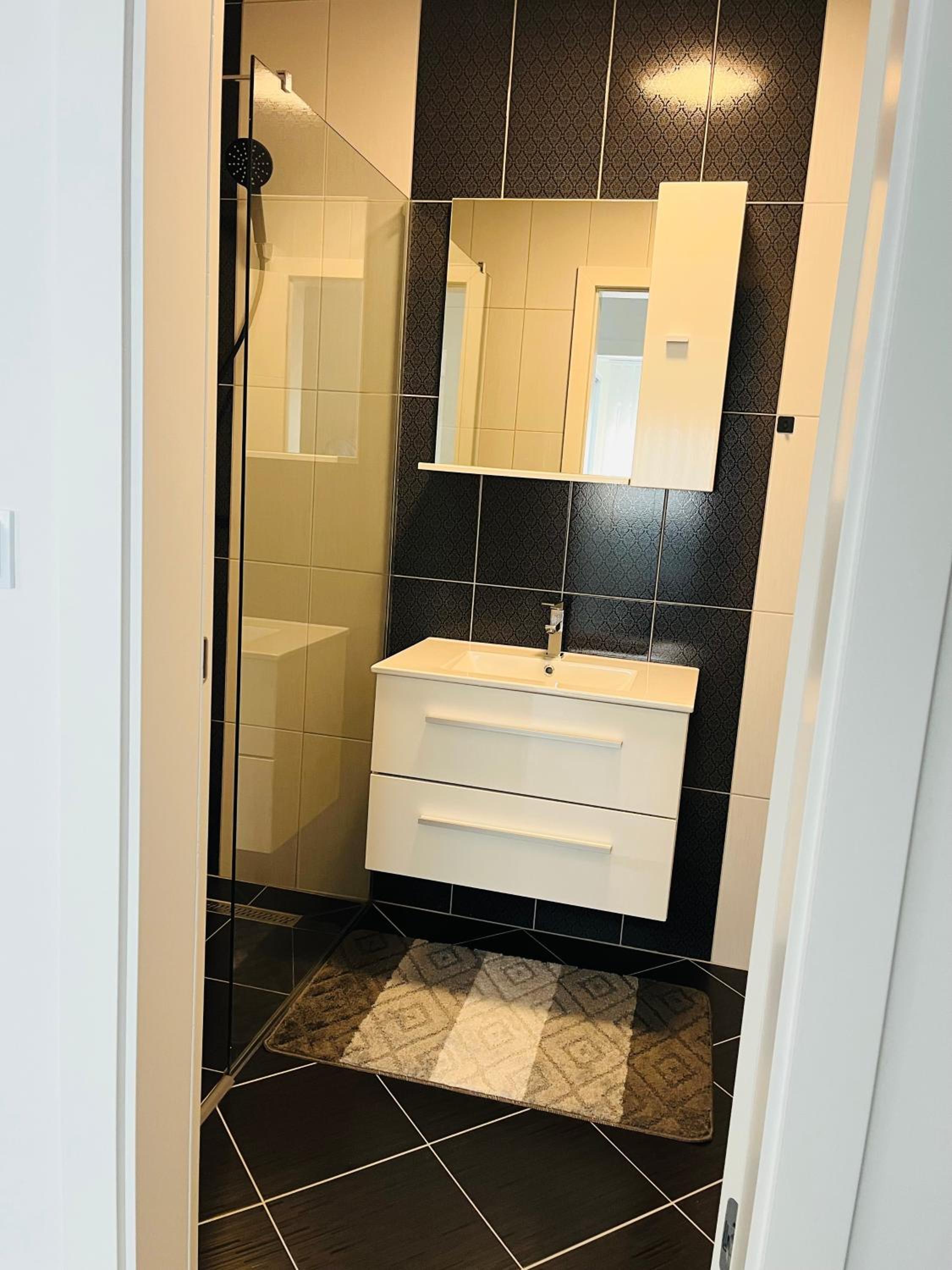 Happy Dreams Oasis Cazin, Modernes Apartment 60m2, WiFi & Balkon