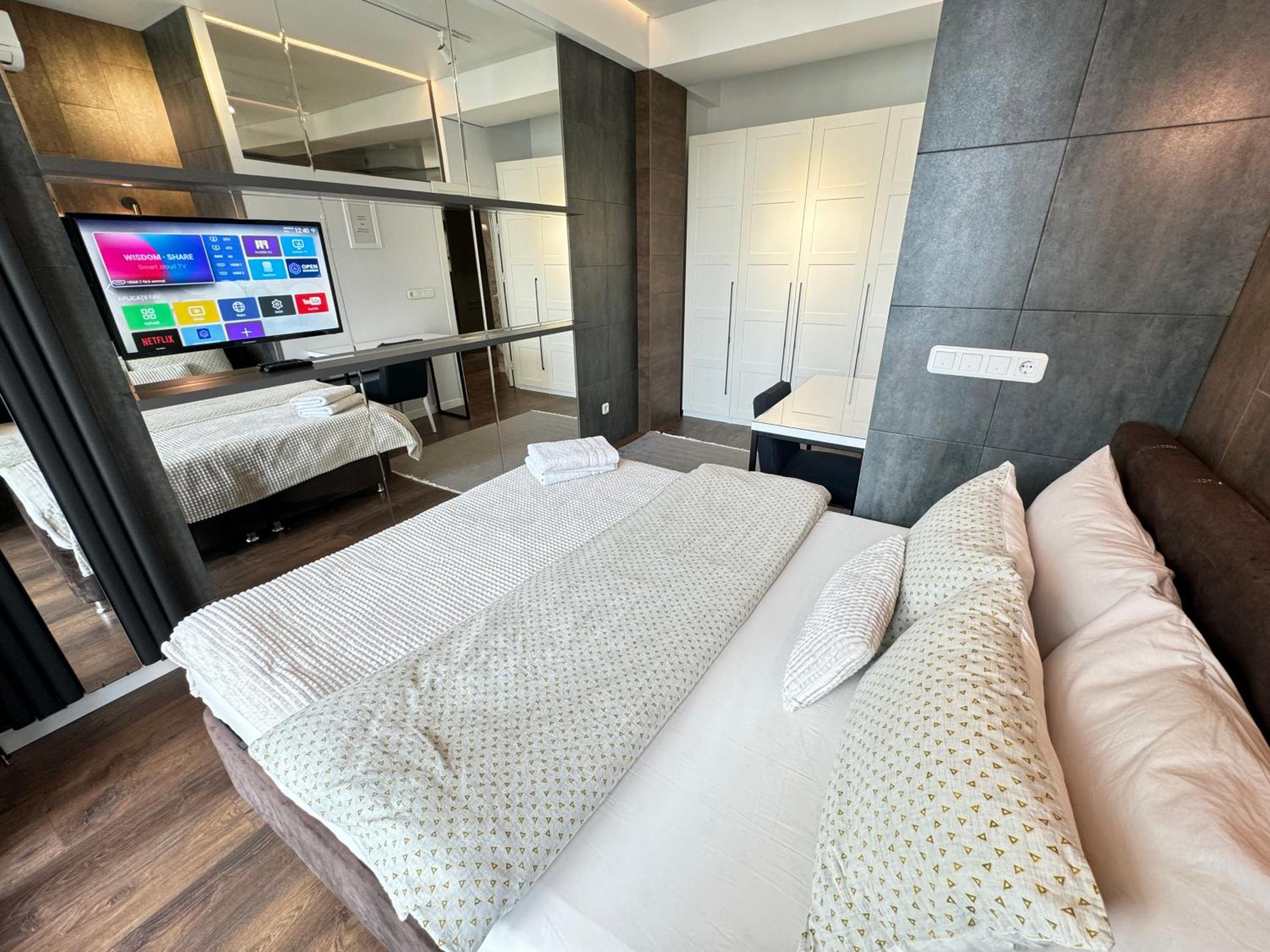 New Best Double room apartment with balcony and Chisinau view 4