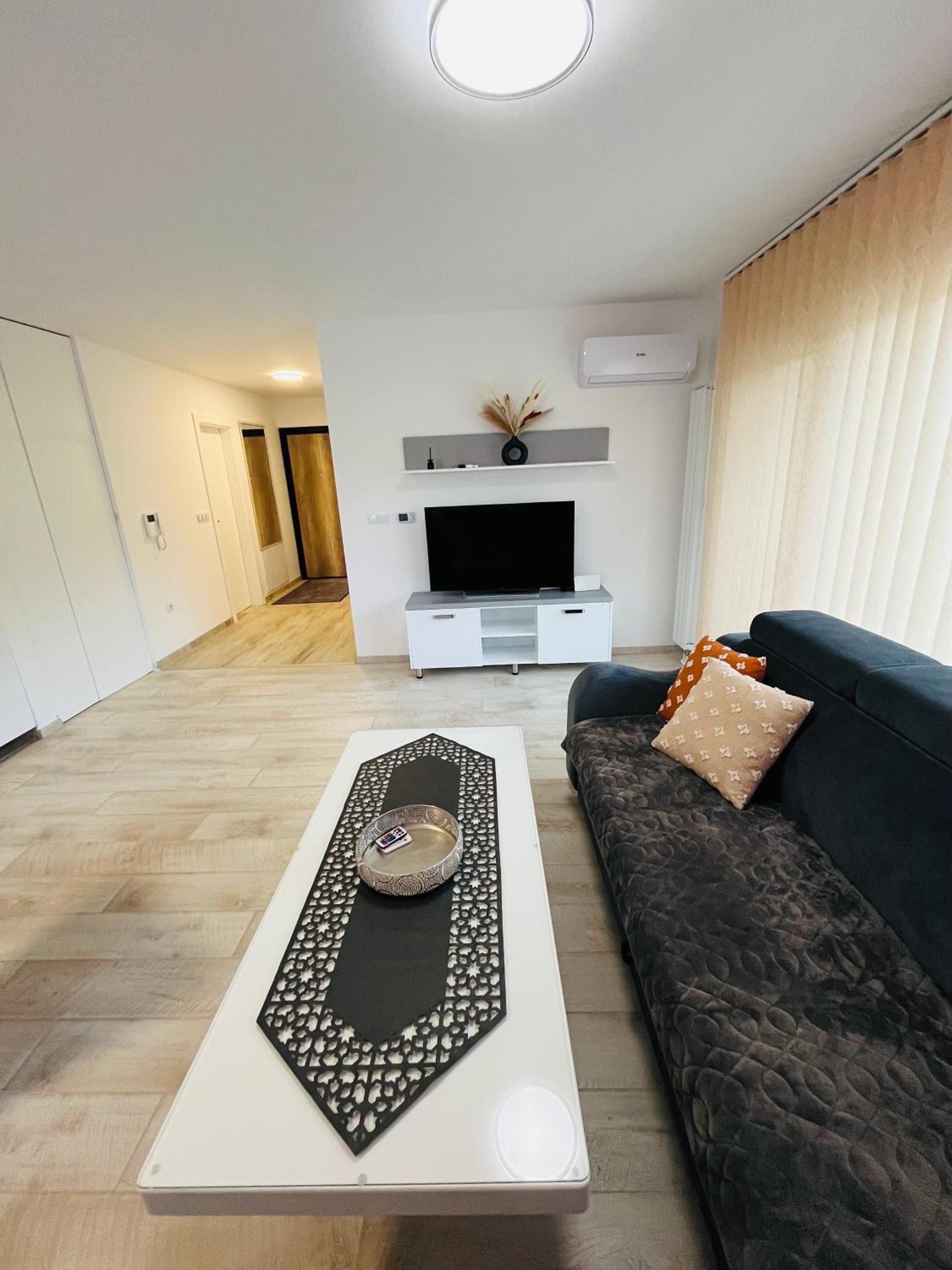 Happy Dreams Oasis Cazin, Modernes Apartment 60m2, WiFi & Balkon