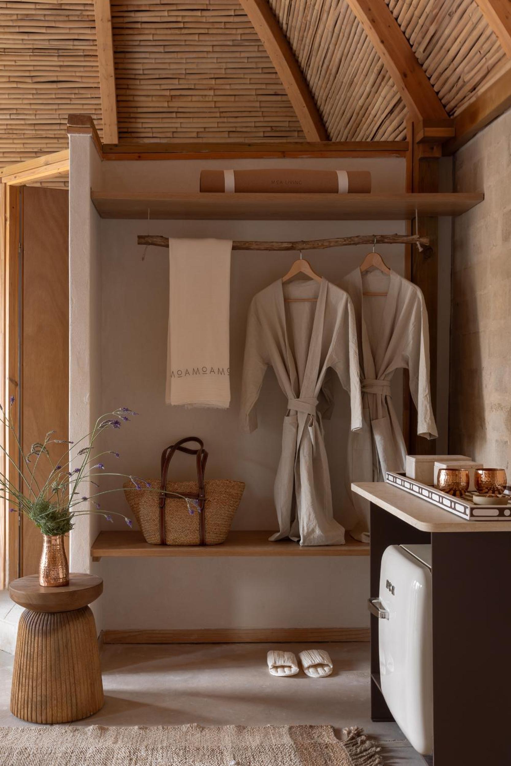 MOA Living - Desert Stay with Shelter Access