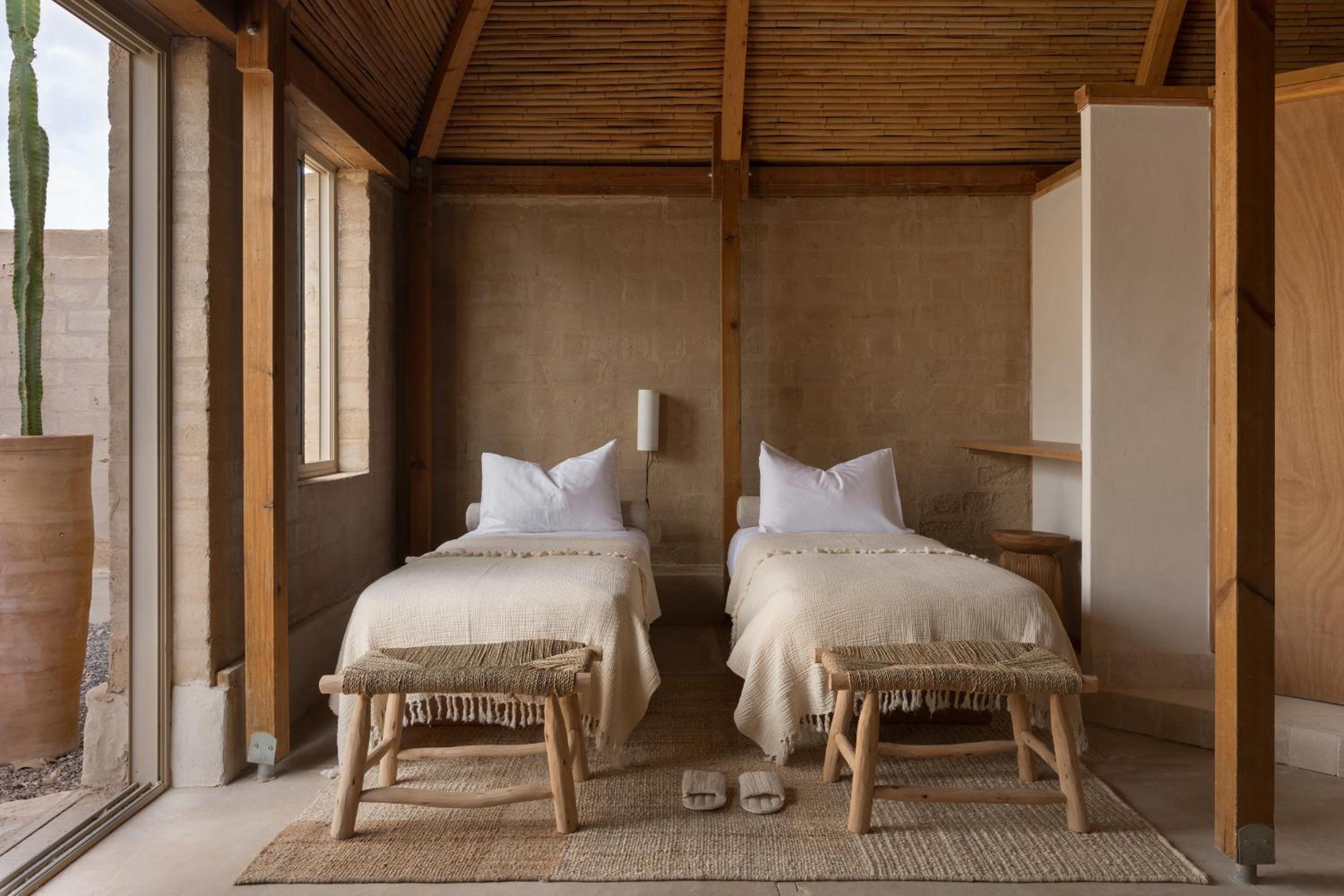 MOA Living - Desert Stay with Shelter Access