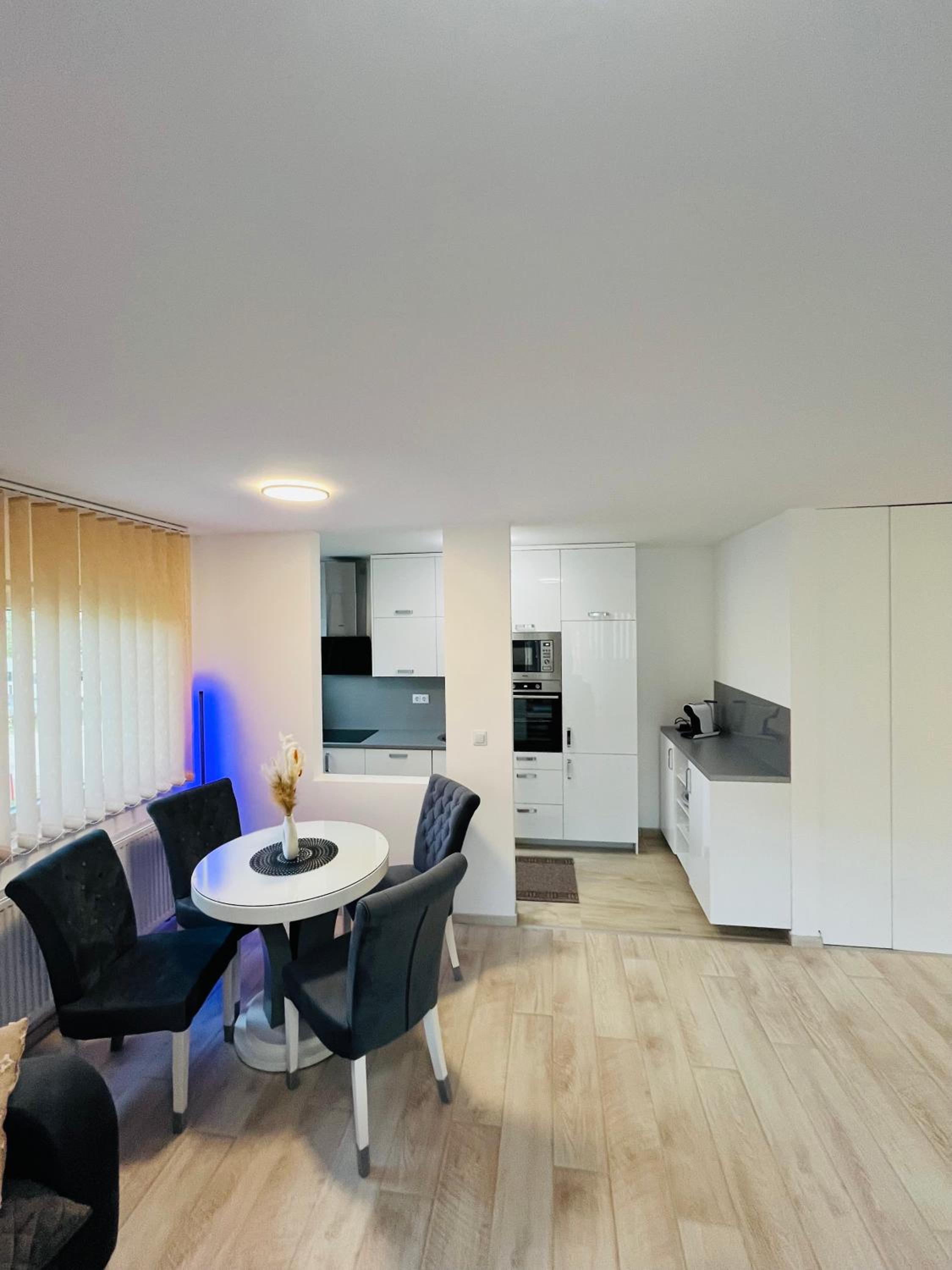 Happy Dreams Oasis Cazin, Modernes Apartment 60m2, WiFi & Balkon