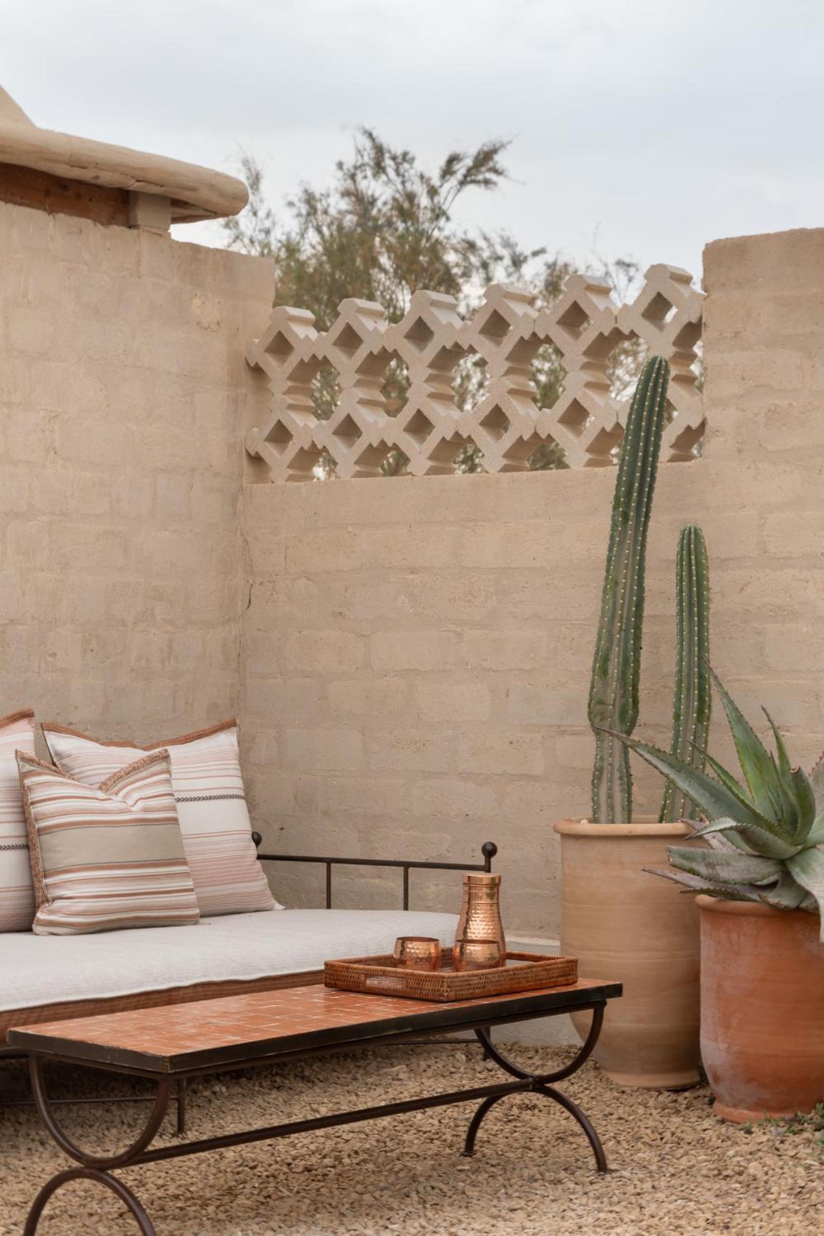 MOA Living - Desert Stay with Shelter Access