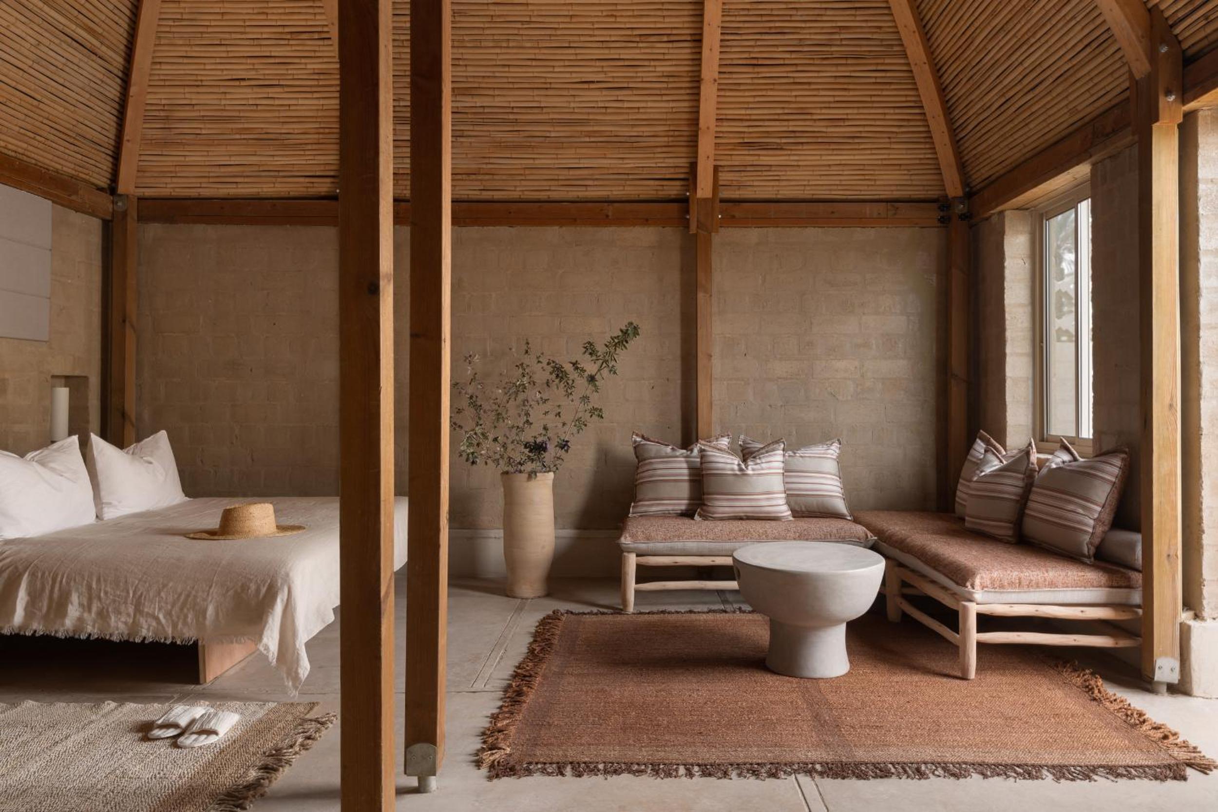 MOA Living - Desert Stay with Shelter Access