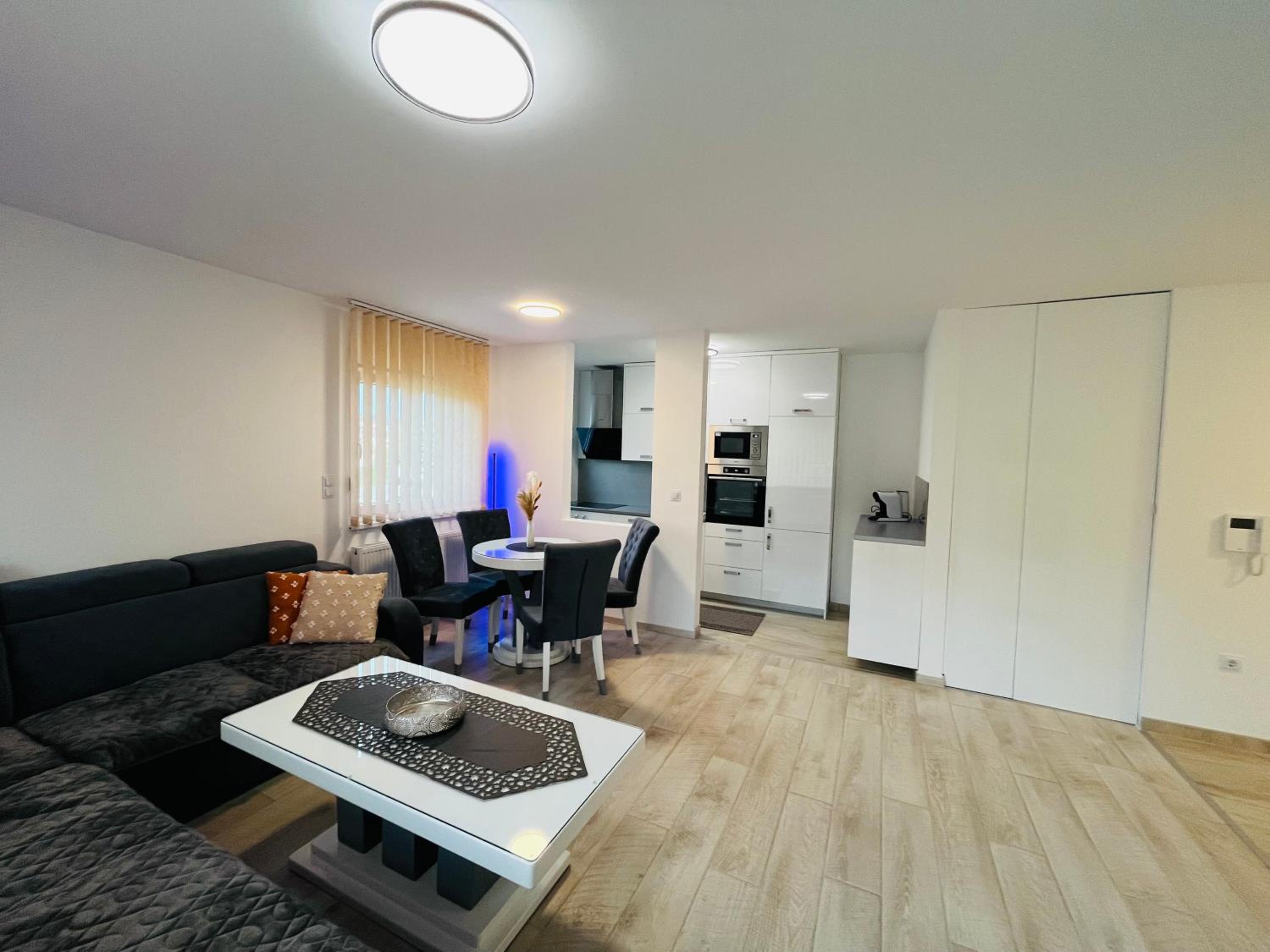 Happy Dreams Oasis Cazin, Modernes Apartment 60m2, WiFi & Balkon