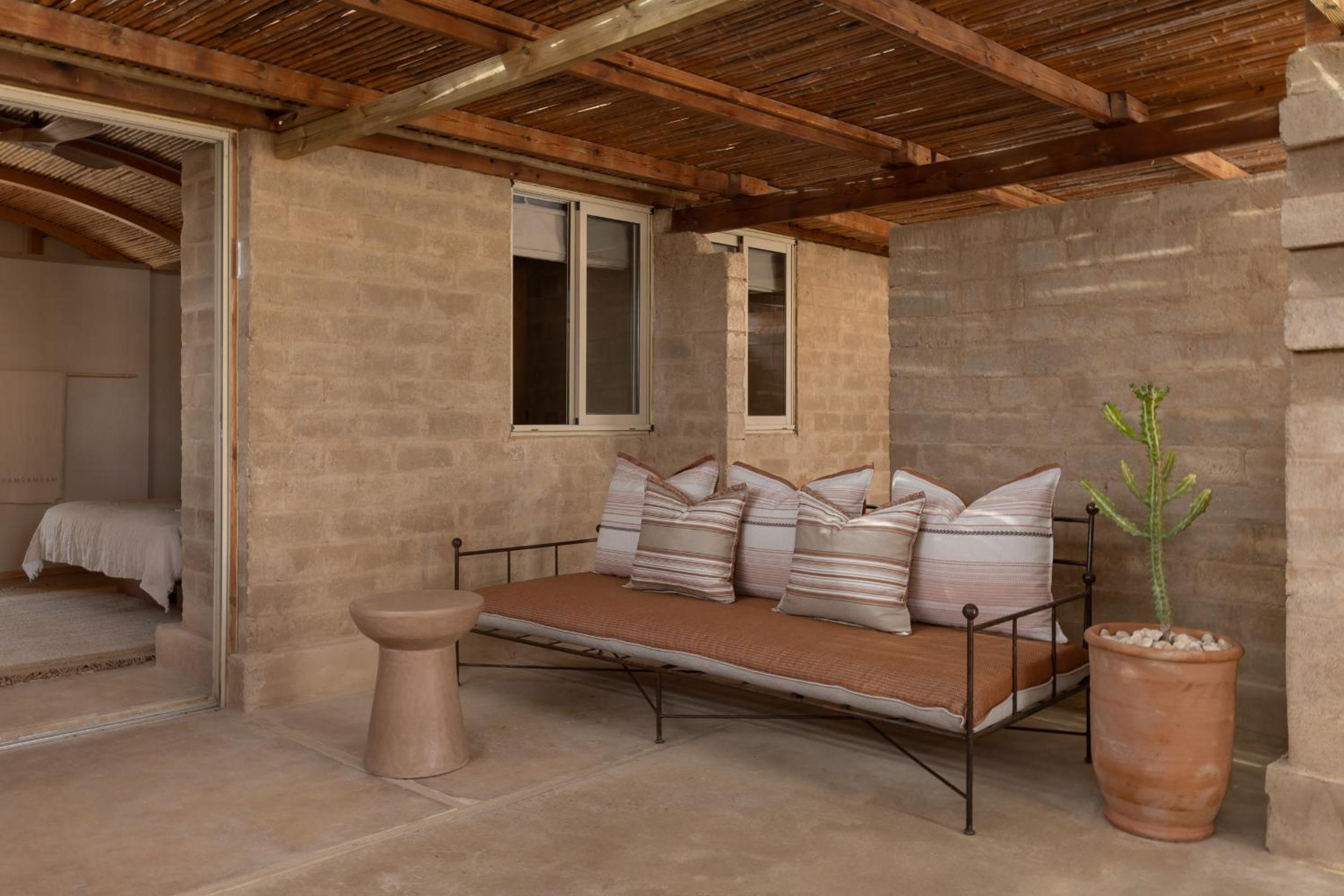 MOA Living - Desert Stay with Shelter Access
