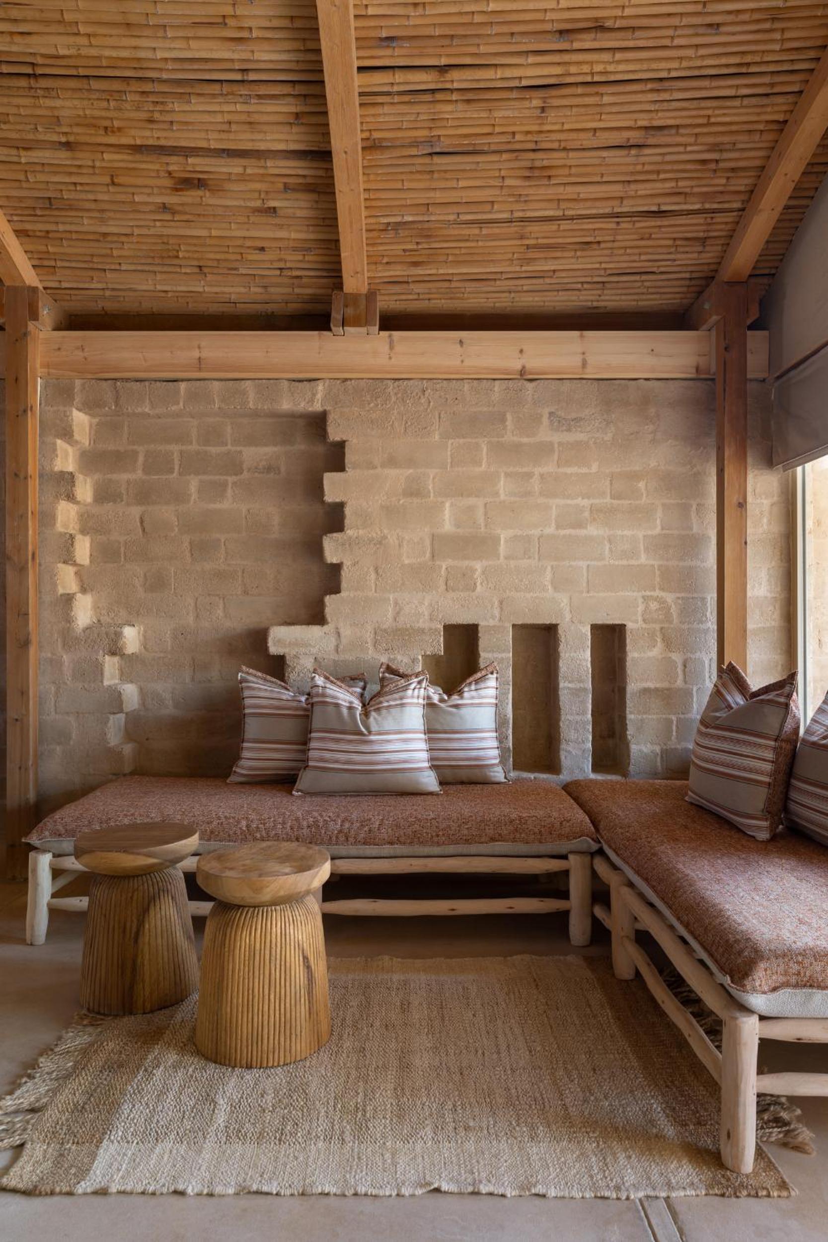 MOA Living - Desert Stay with Shelter Access