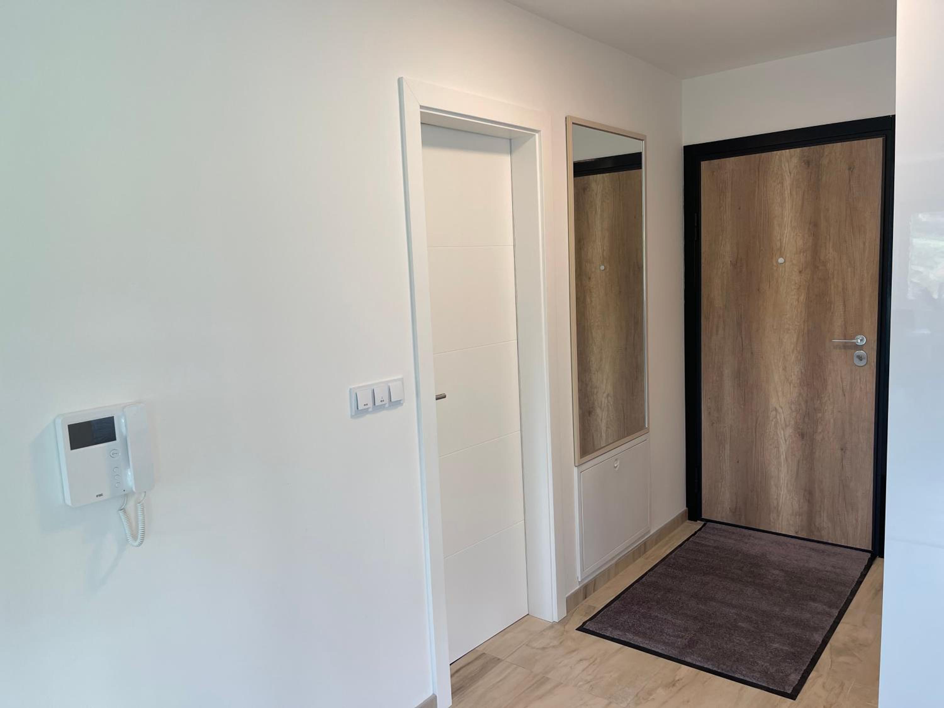 Happy Dreams Oasis Cazin, Modernes Apartment 60m2, WiFi & Balkon