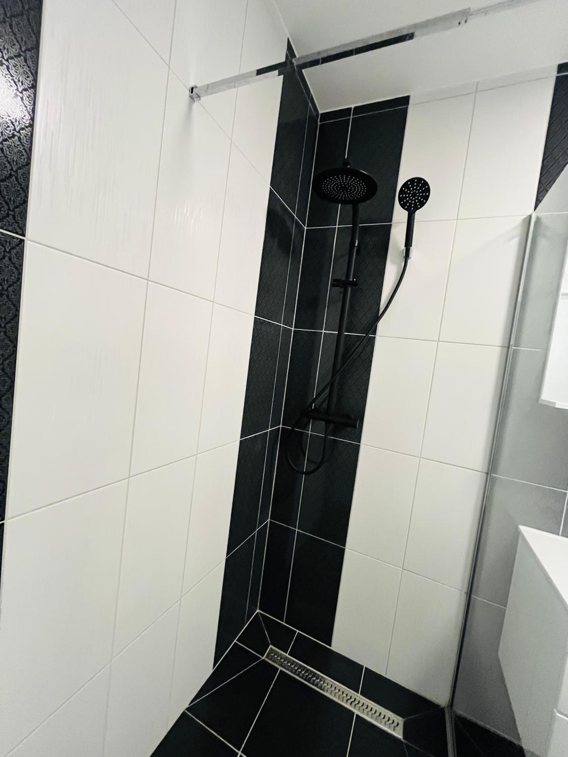 Happy Dreams Oasis Cazin, Modernes Apartment 60m2, WiFi & Balkon