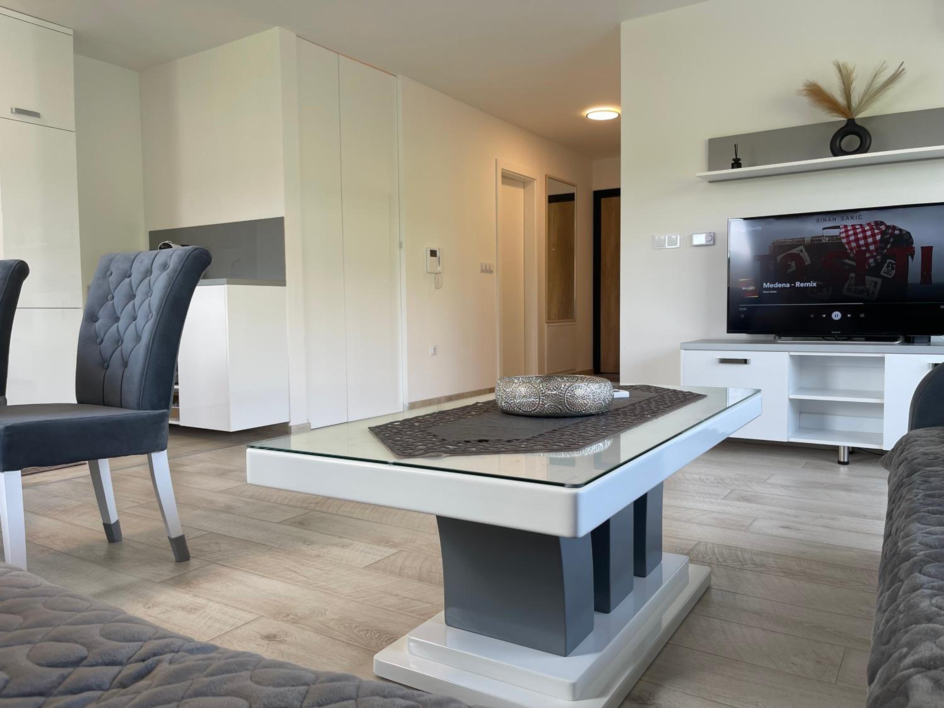 Happy Dreams Oasis Cazin, Modernes Apartment 60m2, WiFi & Balkon