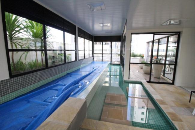 Apto no Cabral em Curitiba com 3 quartos varanda piscina arcondicionado e 2 vagas de garagem