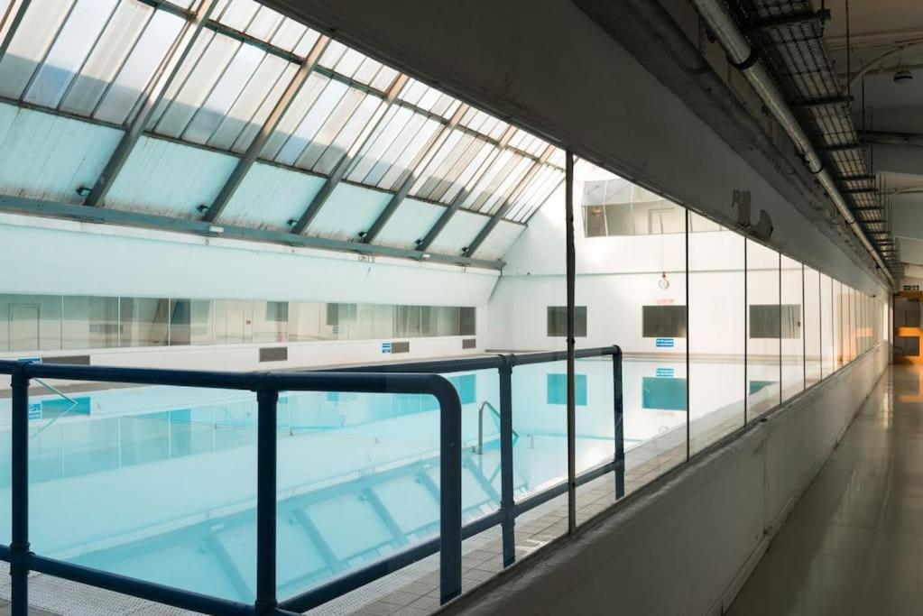 Unique Flat with Pool in Trendy Peckham Area view 2