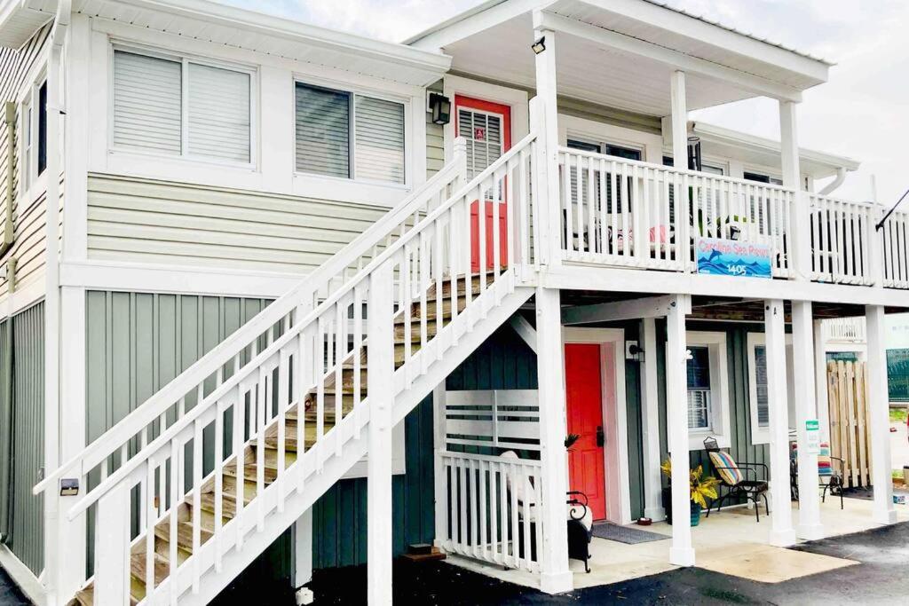 30 Sec to the Beach, Sun, Sand & Sunrises with a Family & Pet Friendly Backyard!