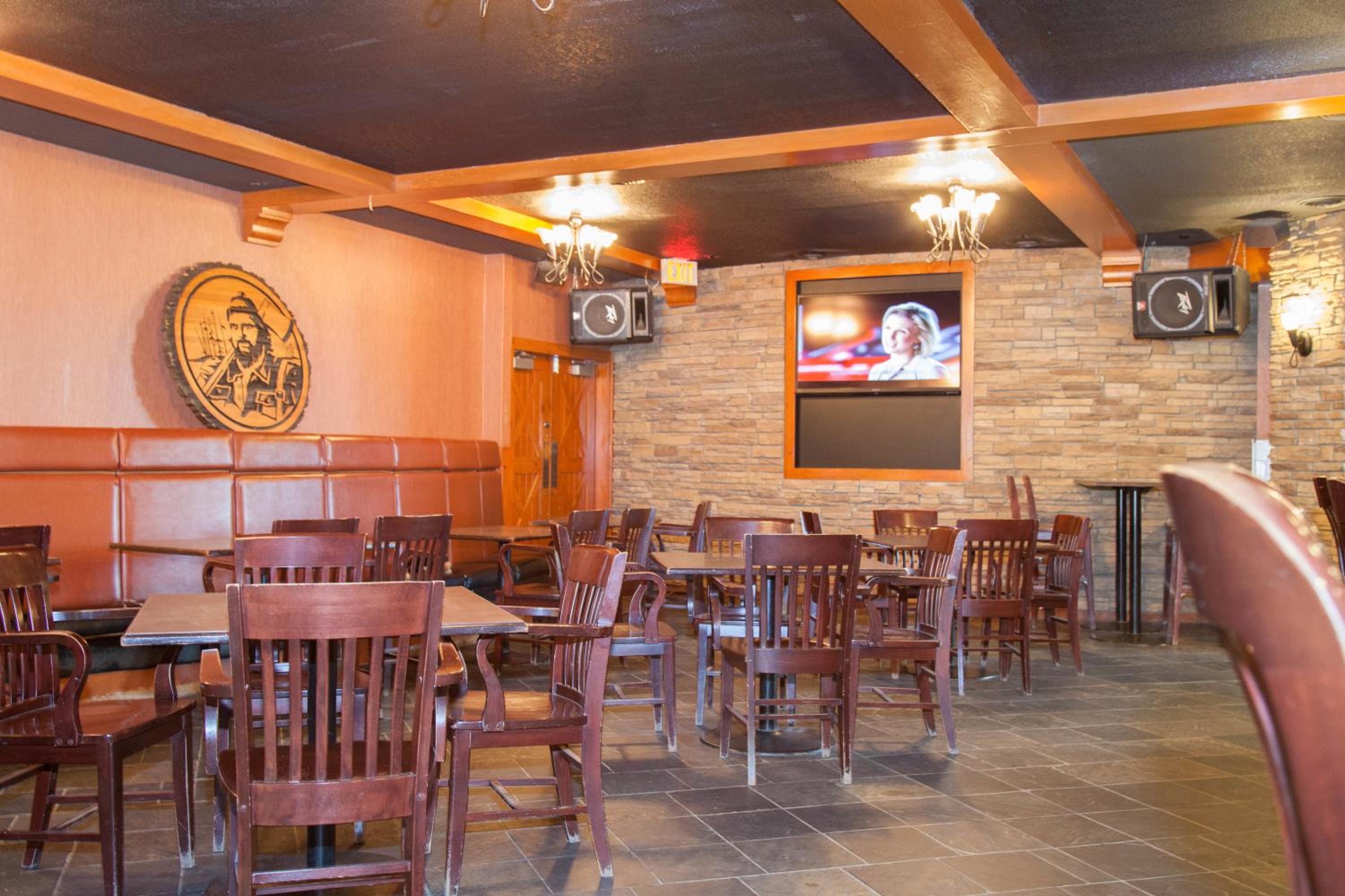 Hinton Vacations - Twin Pine Inn  Suites - Property Image 4