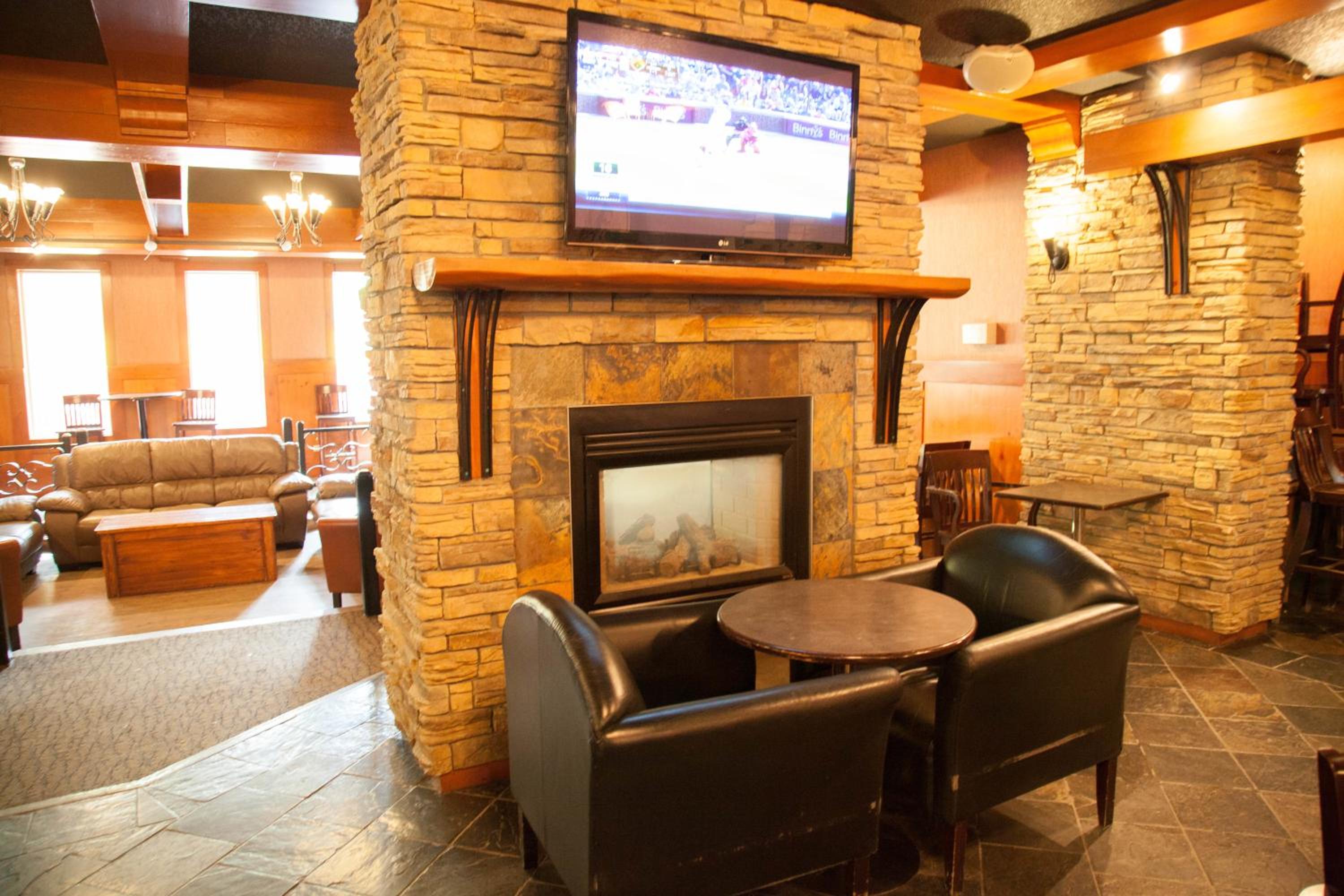Hinton Vacations - Twin Pine Inn  Suites - Property Image 2