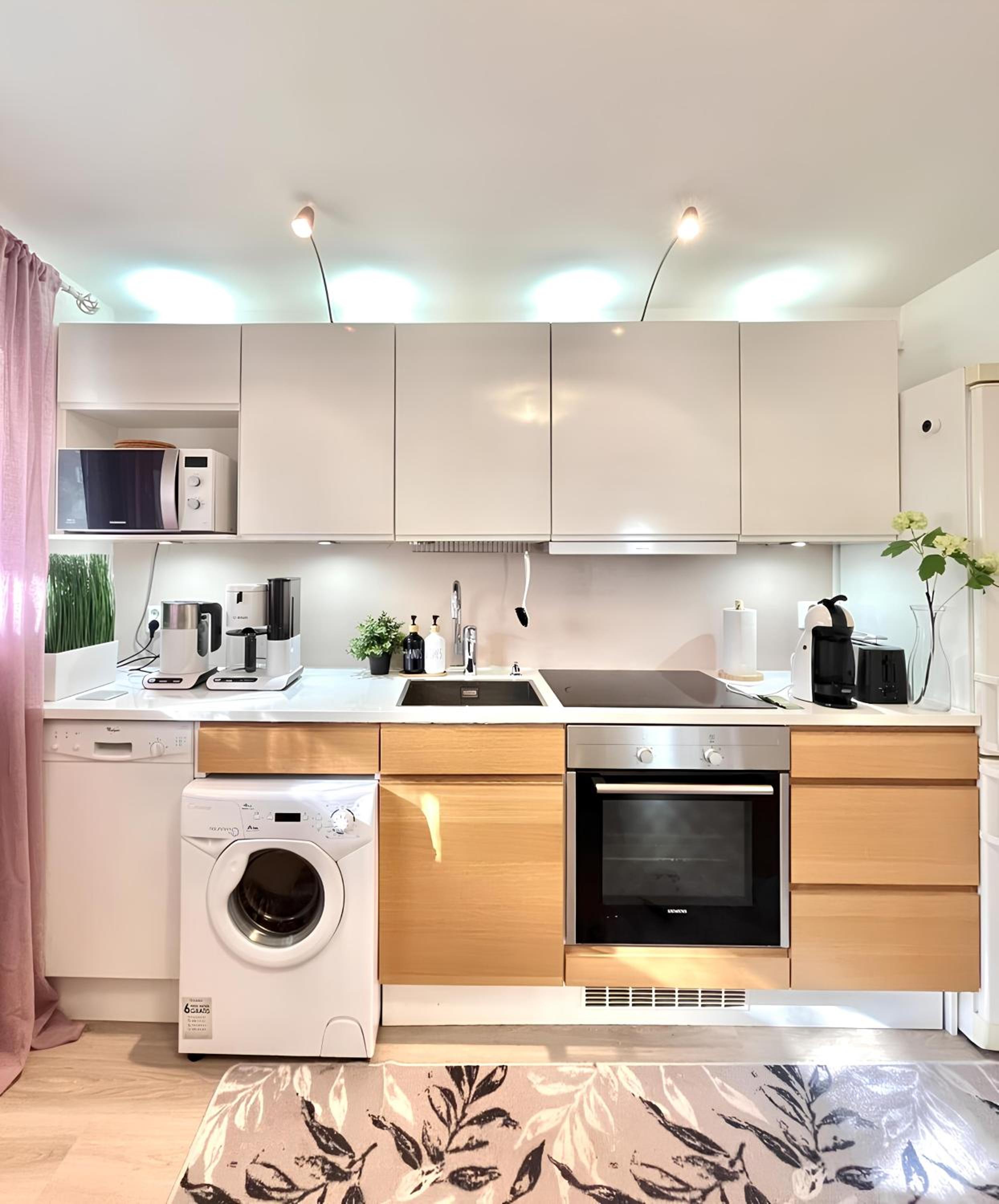 GuestFirst- Relax by the Sea 4 Min to Beach FREE Parking