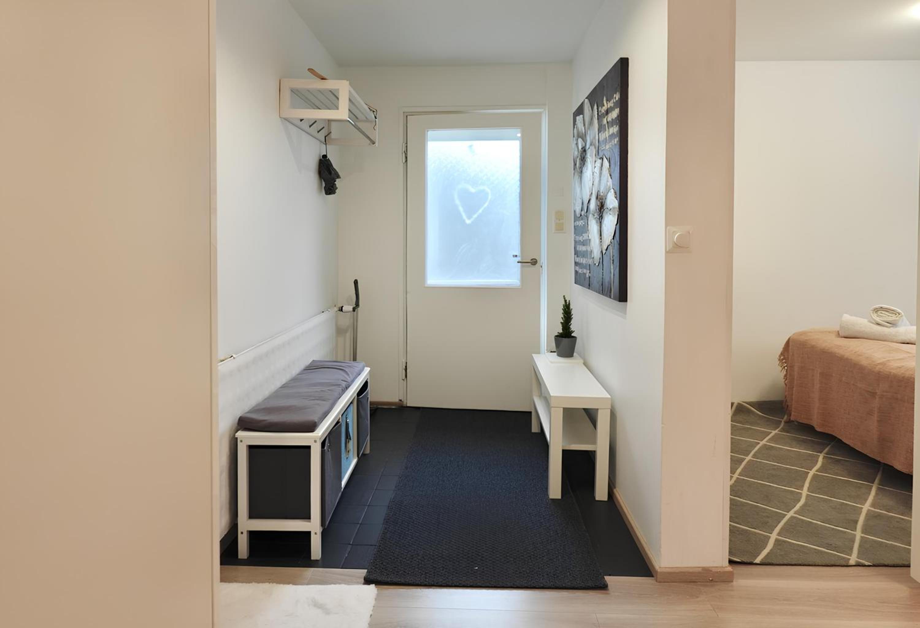 GuestFirst- Relax by the Sea 4 Min to Beach FREE Parking