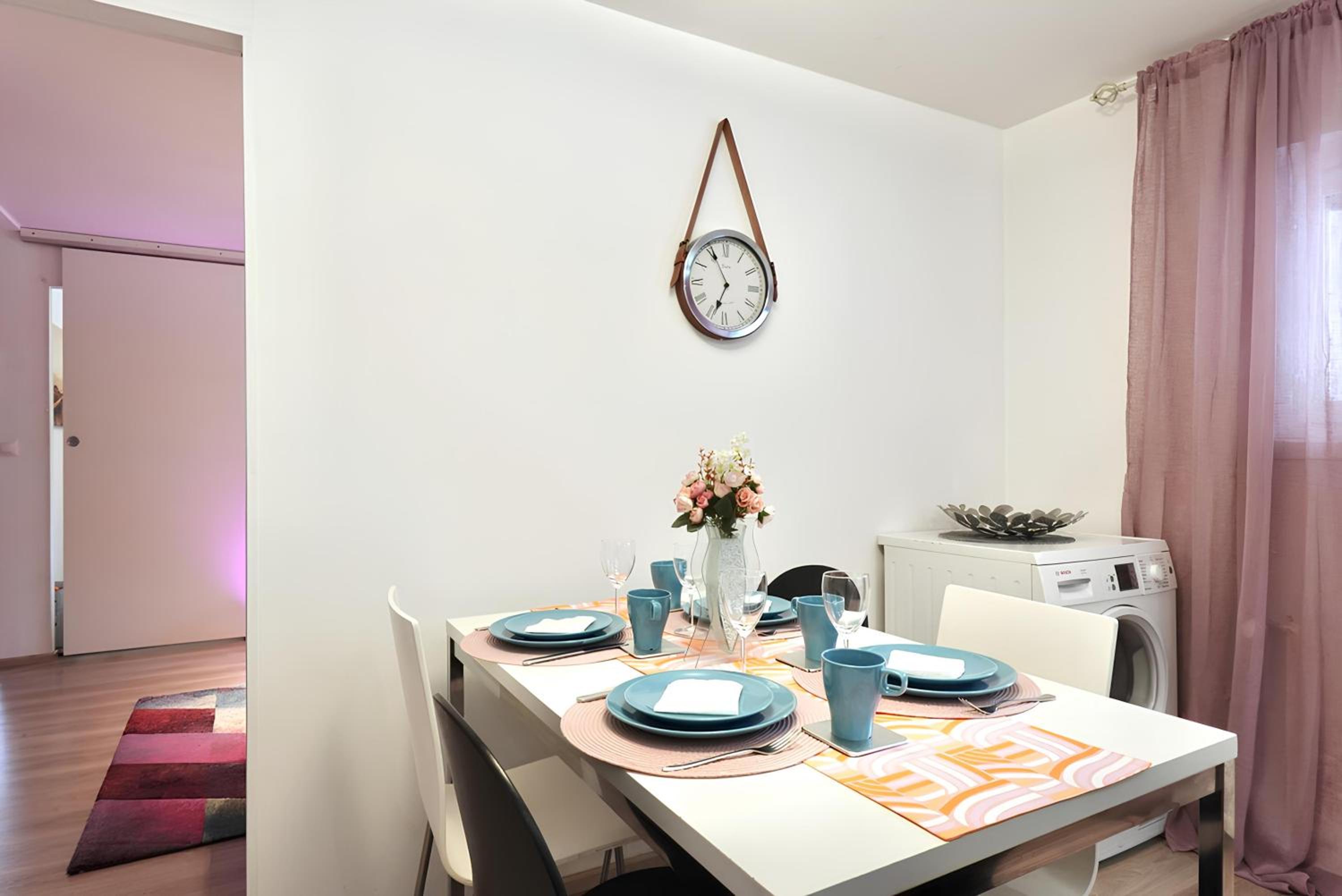 GuestFirst- Relax by the Sea 4 Min to Beach FREE Parking