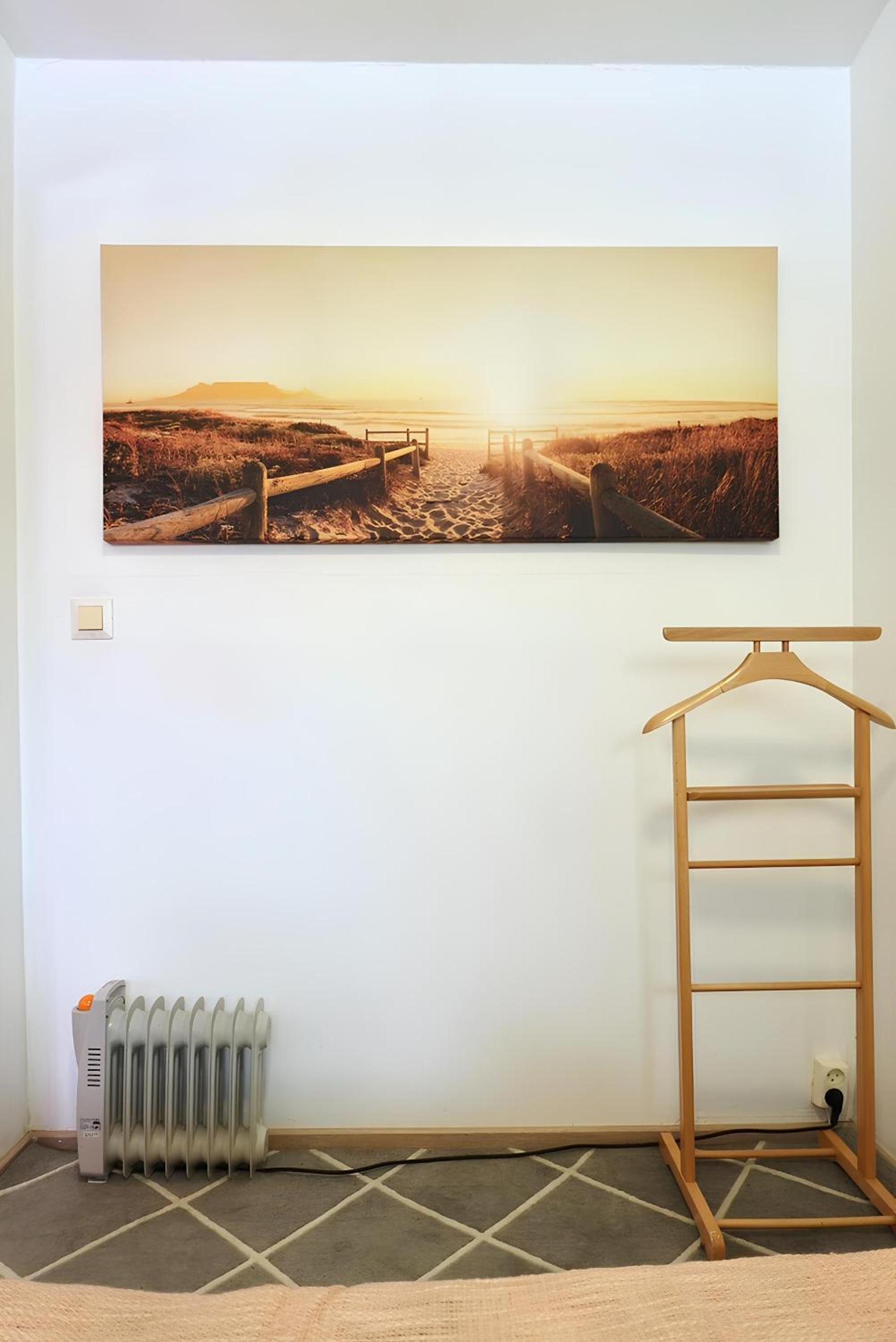 GuestFirst- Relax by the Sea 4 Min to Beach FREE Parking