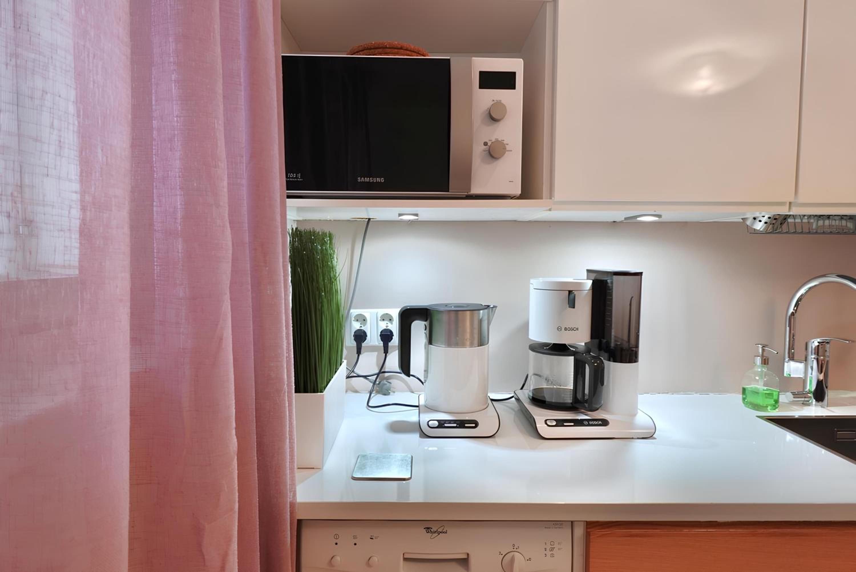 GuestFirst- Relax by the Sea 4 Min to Beach FREE Parking