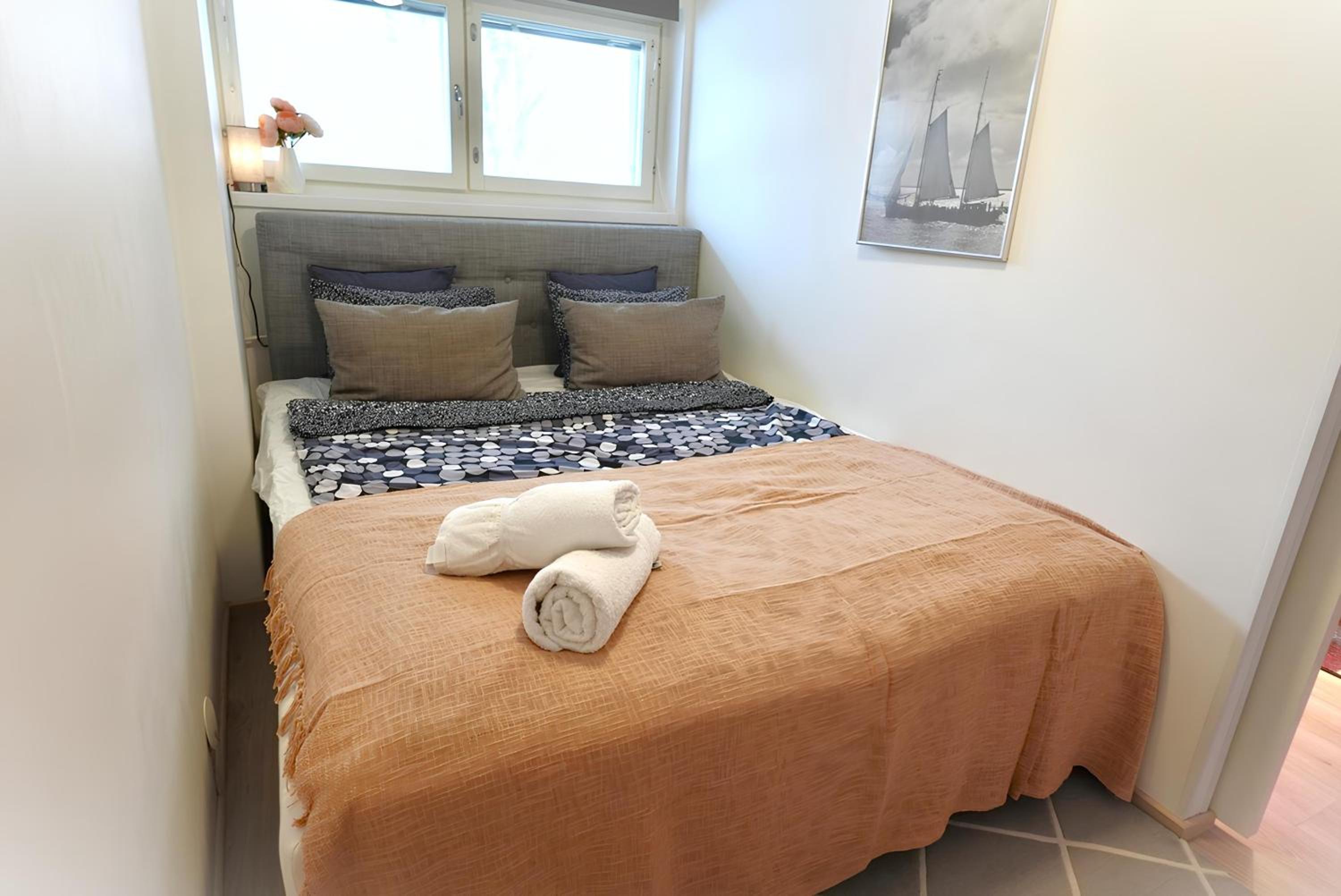 GuestFirst- Relax by the Sea 4 Min to Beach FREE Parking