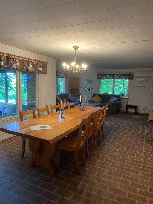 Lönnekullen, enkel sommarstuga mitt i skogen på Österlen med dusch ute