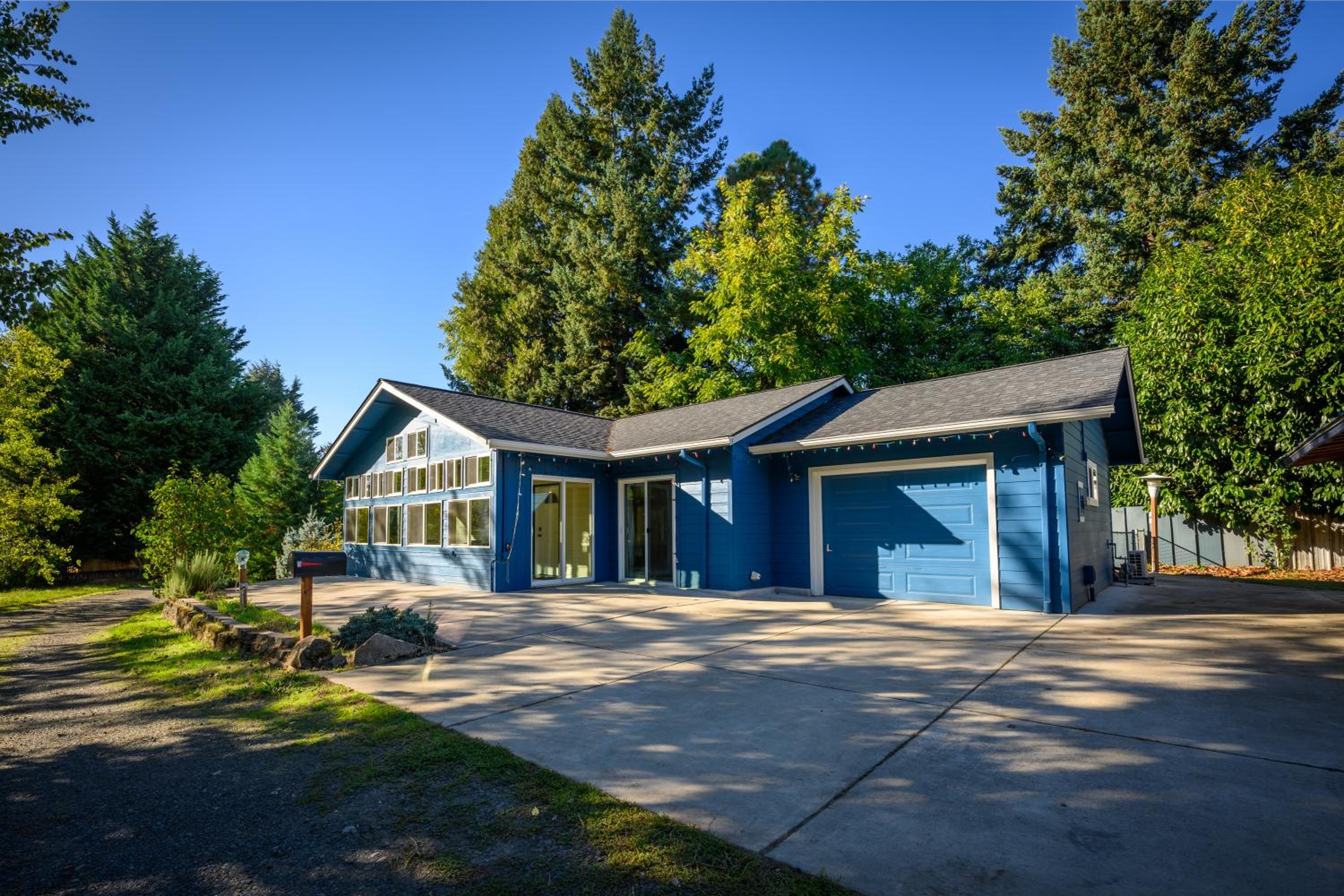 Blue House - private 2 bed, 2 bath home with garage