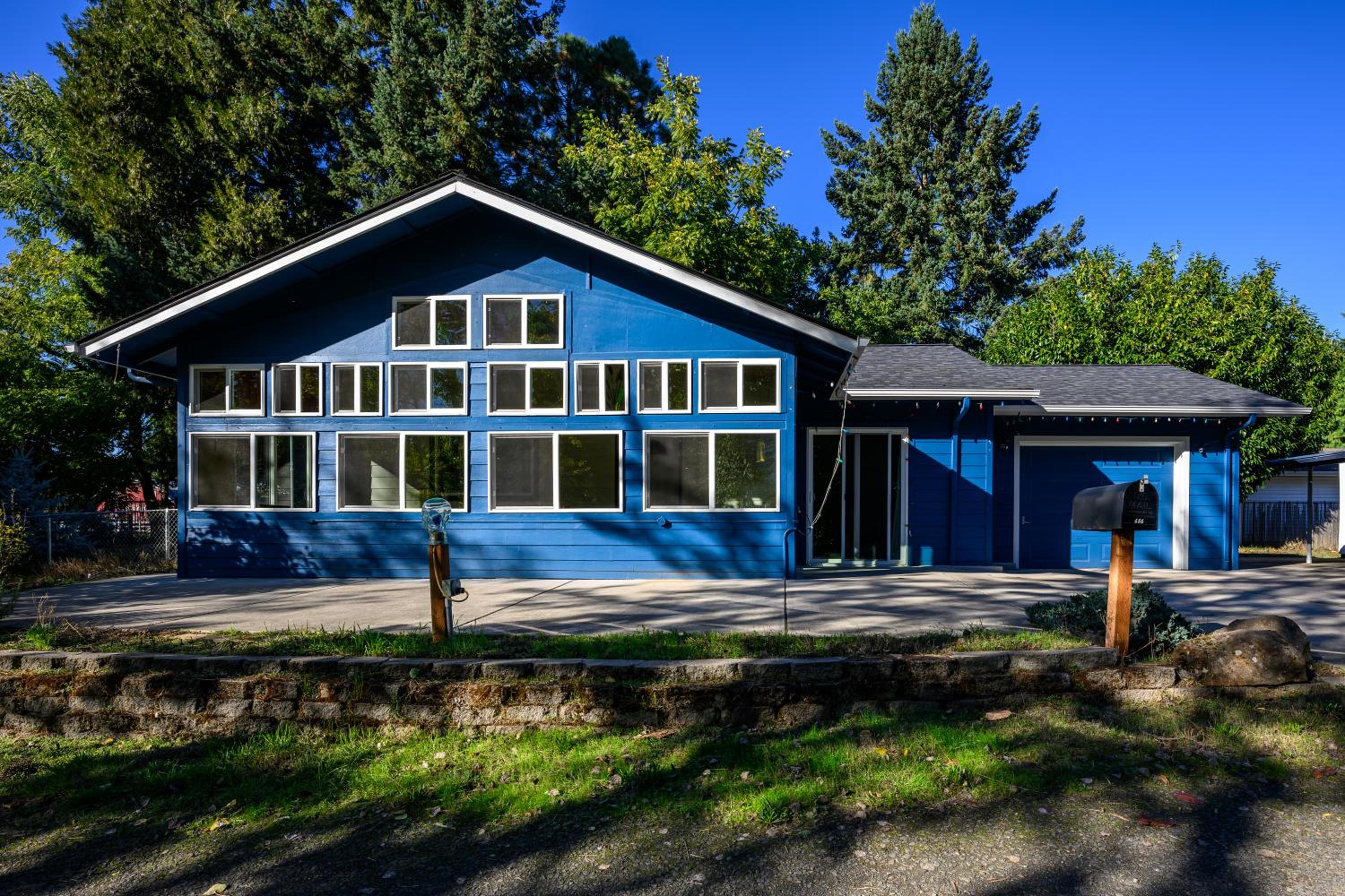 Blue House - private 2 bed, 2 bath home with garage