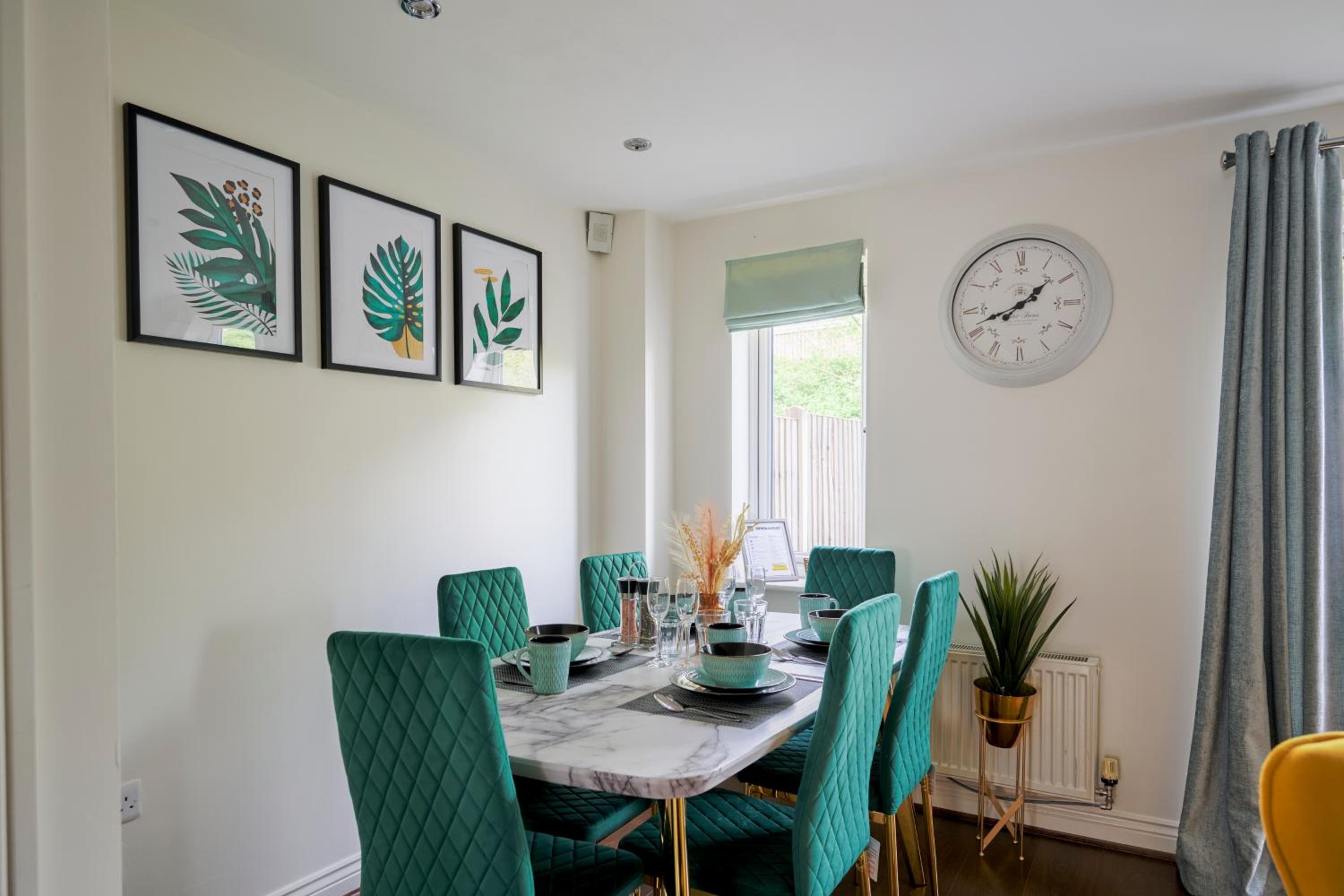 Cherish Stays spacious & amazing 3 Bed House in Hayes & Heathrow