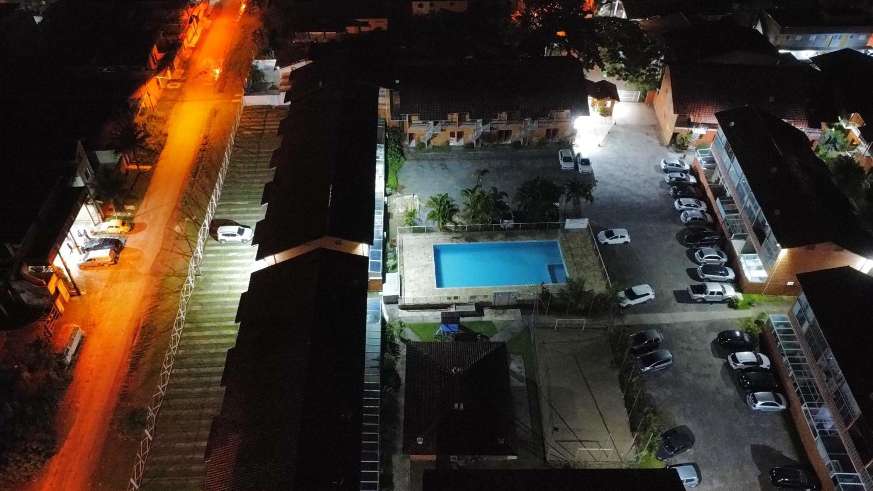 Apartamento a 250 metros da Praia do Sapê e Maranduba - Piscina e Ar condicionado