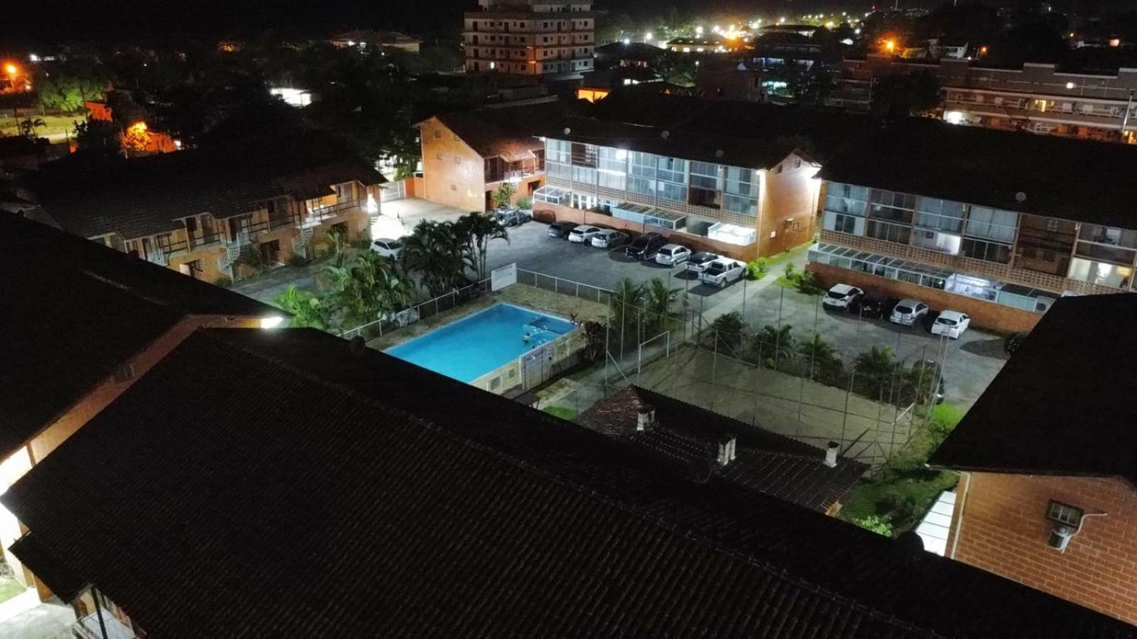 Apartamento a 250 metros da Praia do Sapê e Maranduba - Piscina e Ar condicionado