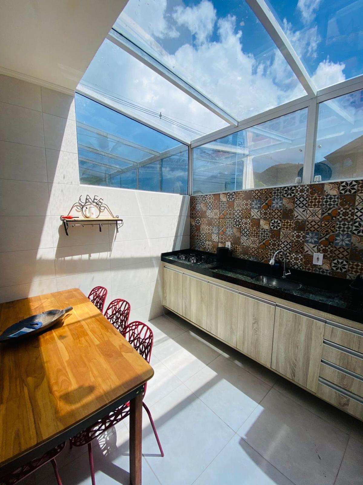 Apartamento a 250 metros da Praia do Sapê e Maranduba - Piscina e Ar condicionado