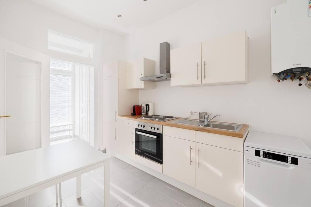 Modern Apartment near City Center - 2BR, Netflix