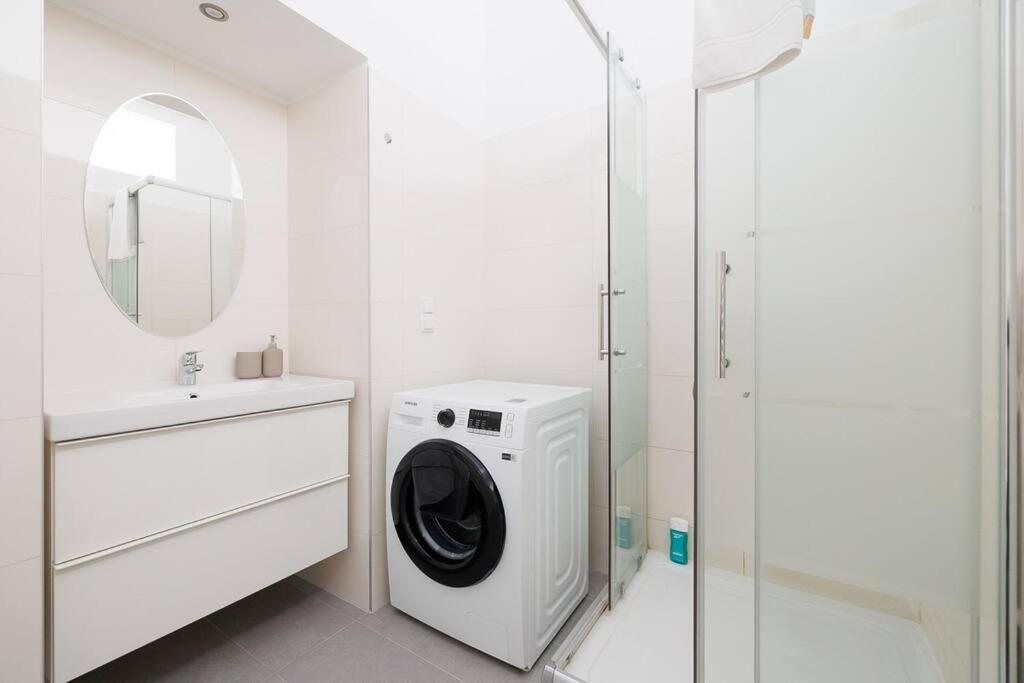 Modern Apartment near City Center - 2BR, Netflix