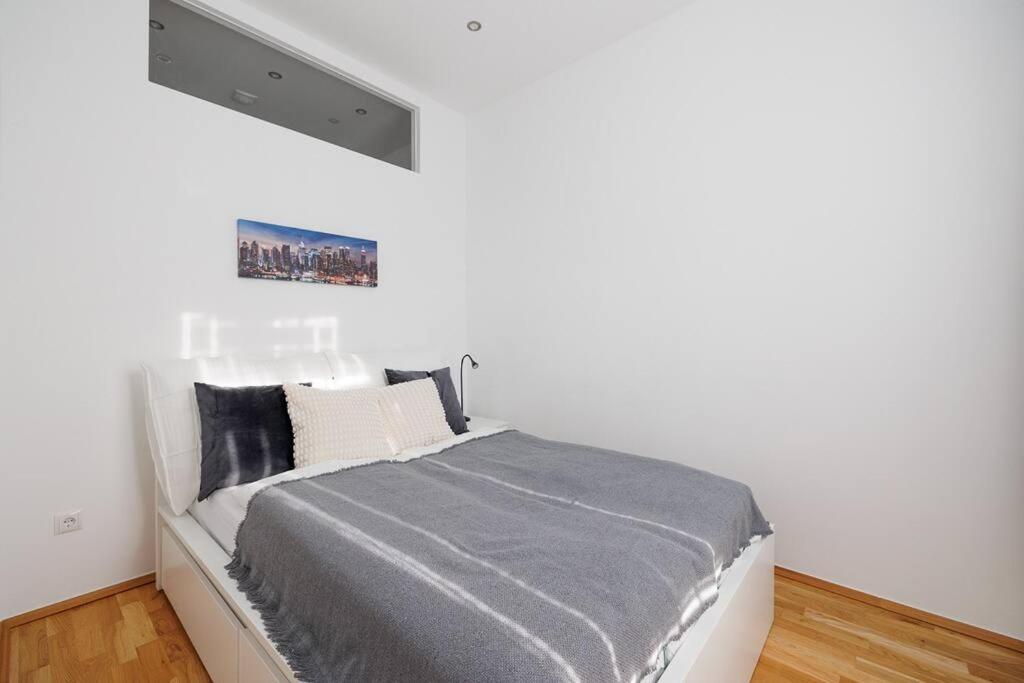 Modern Apartment near City Center - 2BR, Netflix