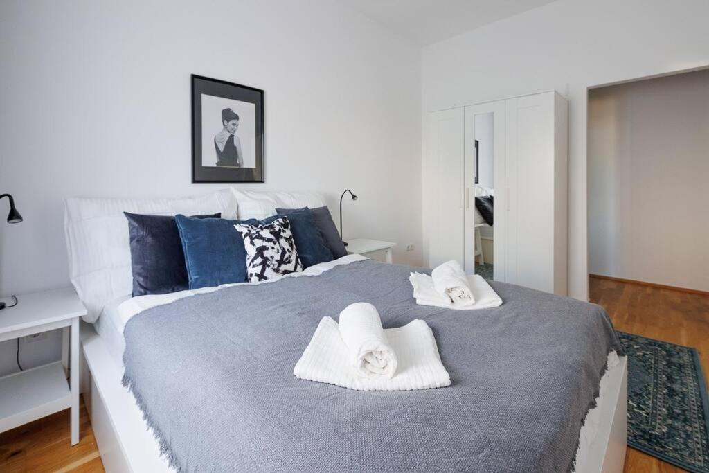 Modern Apartment near City Center - 2BR, Netflix