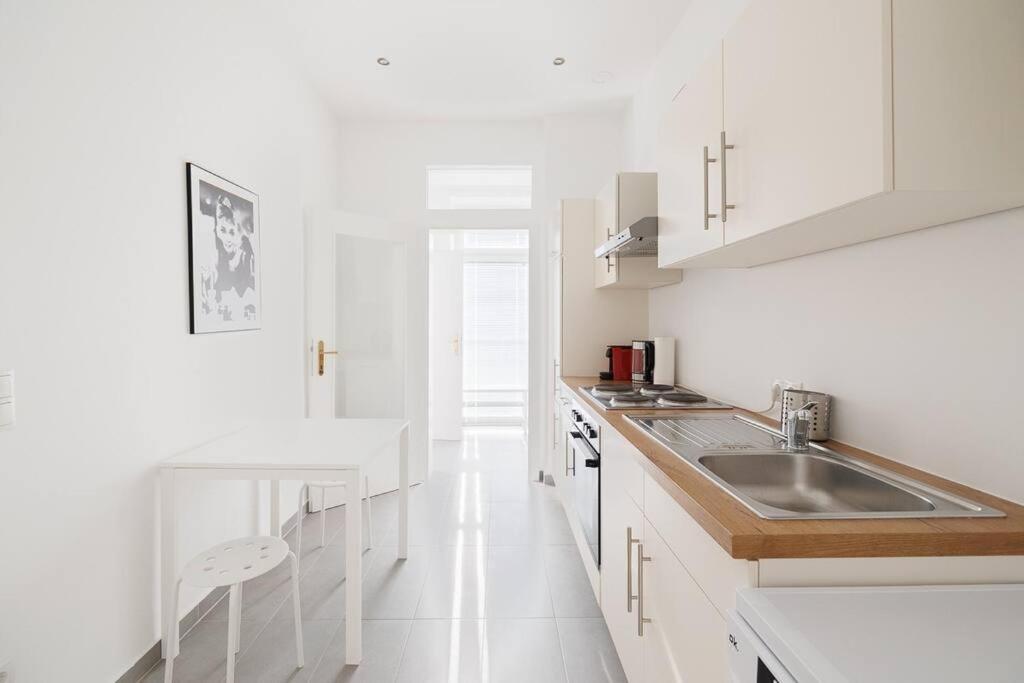 Modern Apartment near City Center - 2BR, Netflix