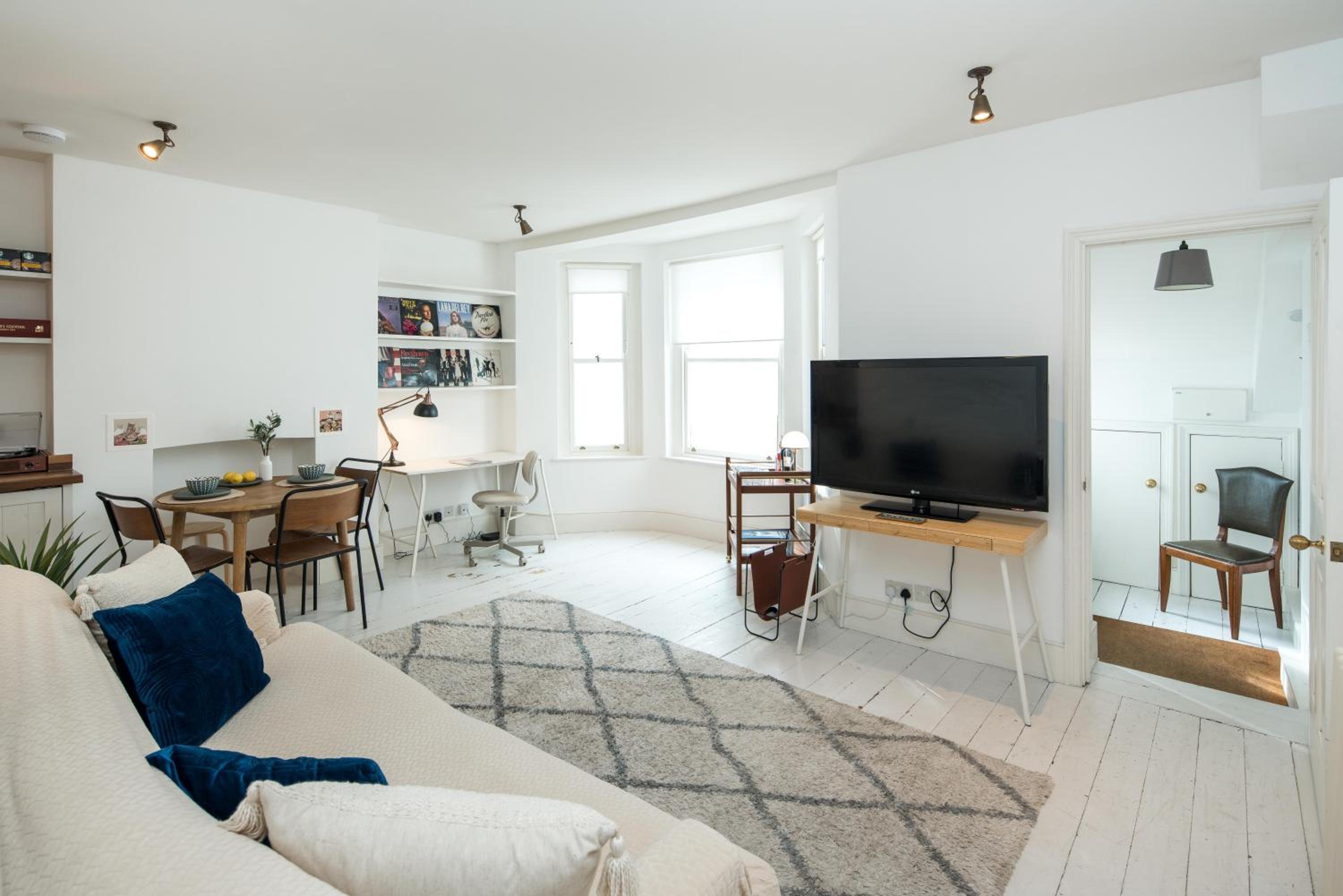 Charming 2-Bed Flat in the heart of Nottinghill - Steps from Portobello Rd Market and NottingHill Bookshop