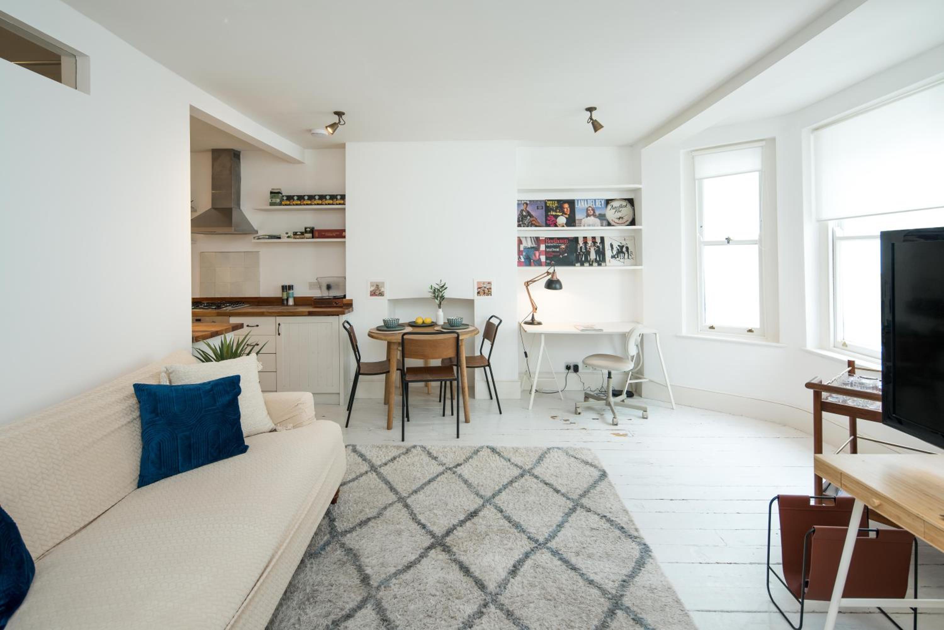 Charming 2-Bed Flat in the heart of Nottinghill - Steps from Portobello Rd Market and NottingHill Bookshop