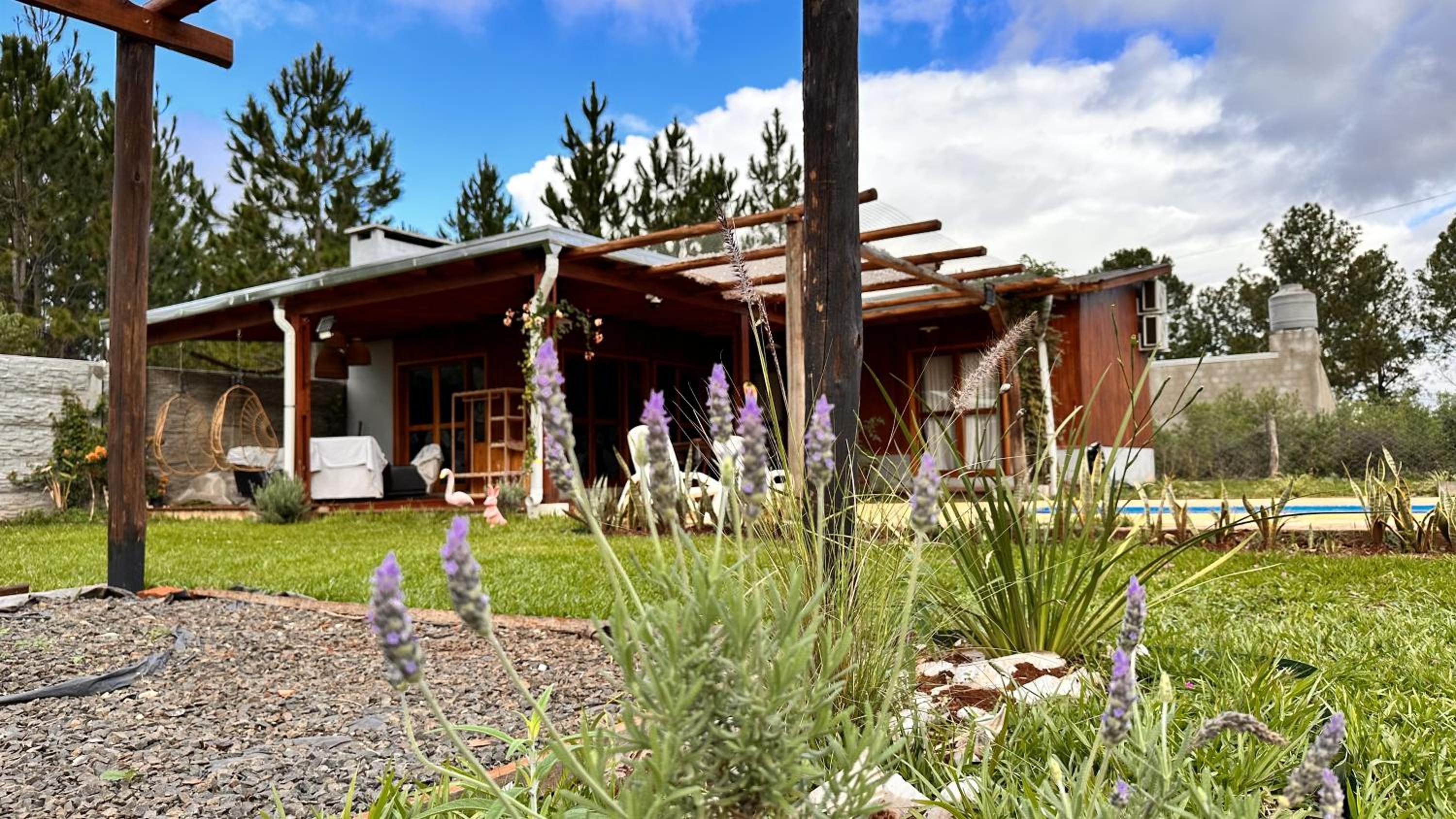 Casa completa con pileta privada y patio