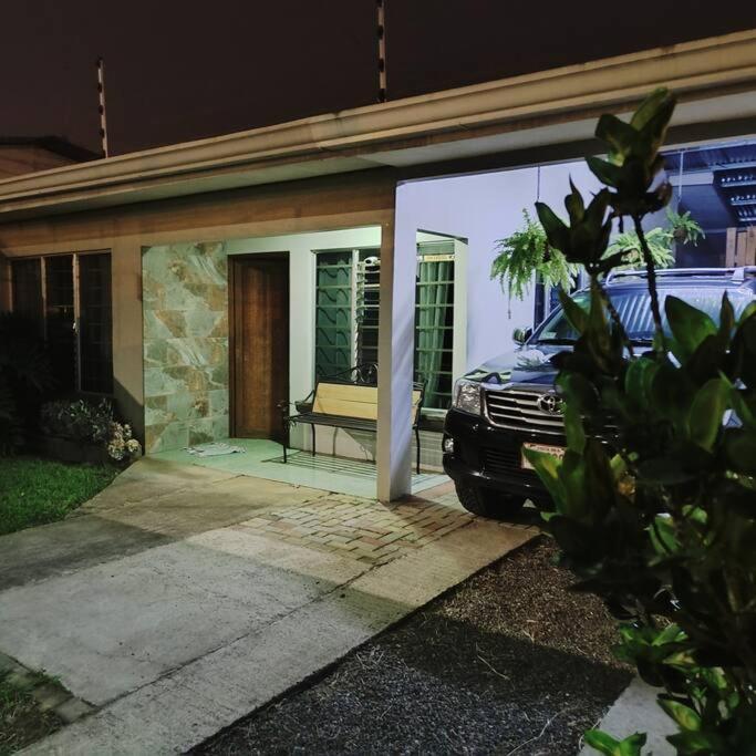 Hojas Verdes Rental House Excelente ubicación cerca de Campo Ferial Palmares