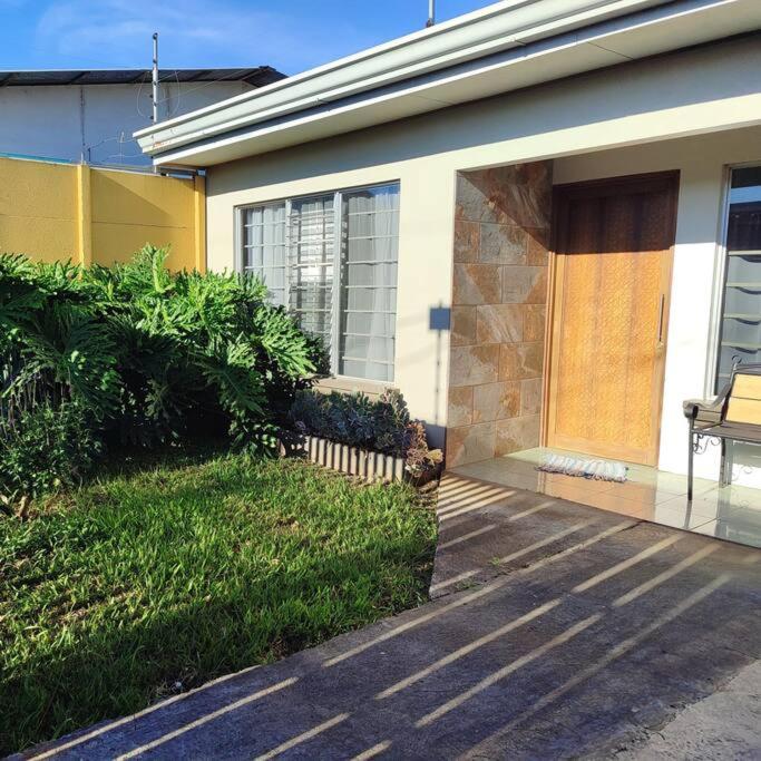 Hojas Verdes Rental House Excelente ubicación cerca de Campo Ferial Palmares