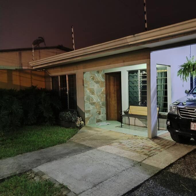 Hojas Verdes Rental House Excelente ubicación cerca de Campo Ferial Palmares